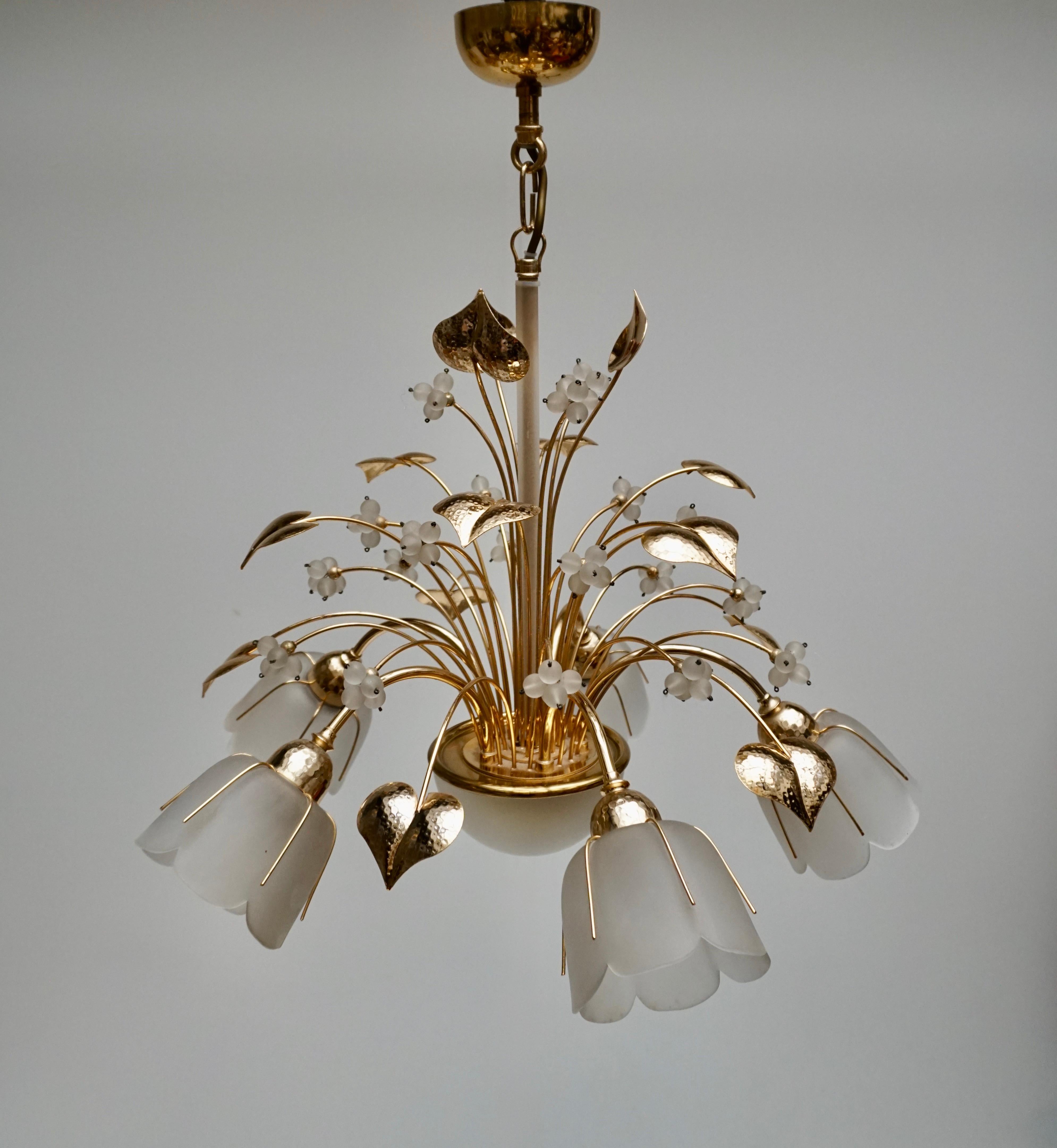 Italian Hollywood regency 5-light chandelier in brass and glass.
Measures: Diameter 55 cm.
Height fixture 45 cm.
Total height with the chain is 65 cm.