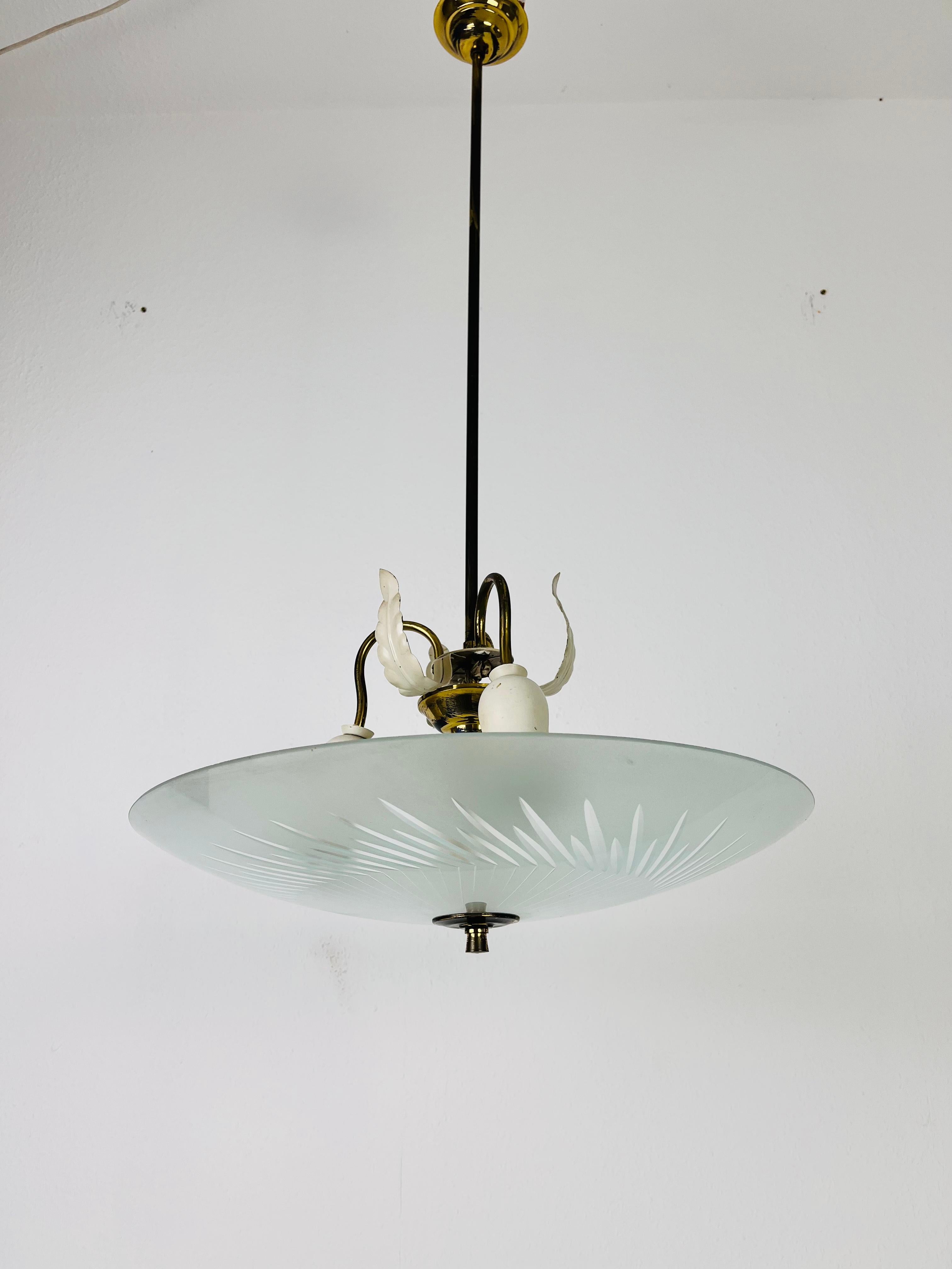Italian Brass and Glass Chandelier in the Style of Pietro Chiesa, 1950s In Good Condition For Sale In Hagenbach, DE