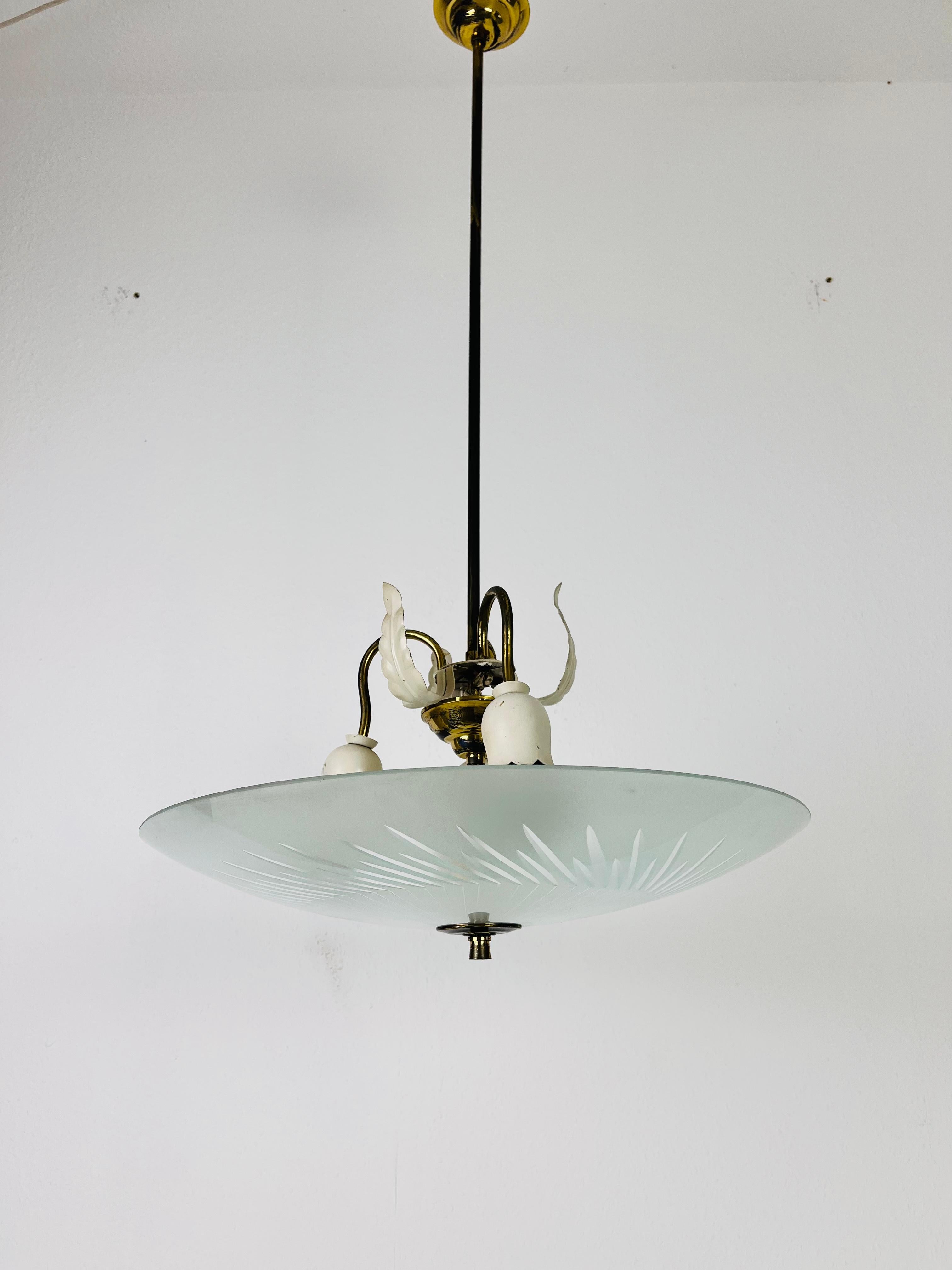Mid-20th Century Italian Brass and Glass Chandelier in the Style of Pietro Chiesa, 1950s For Sale