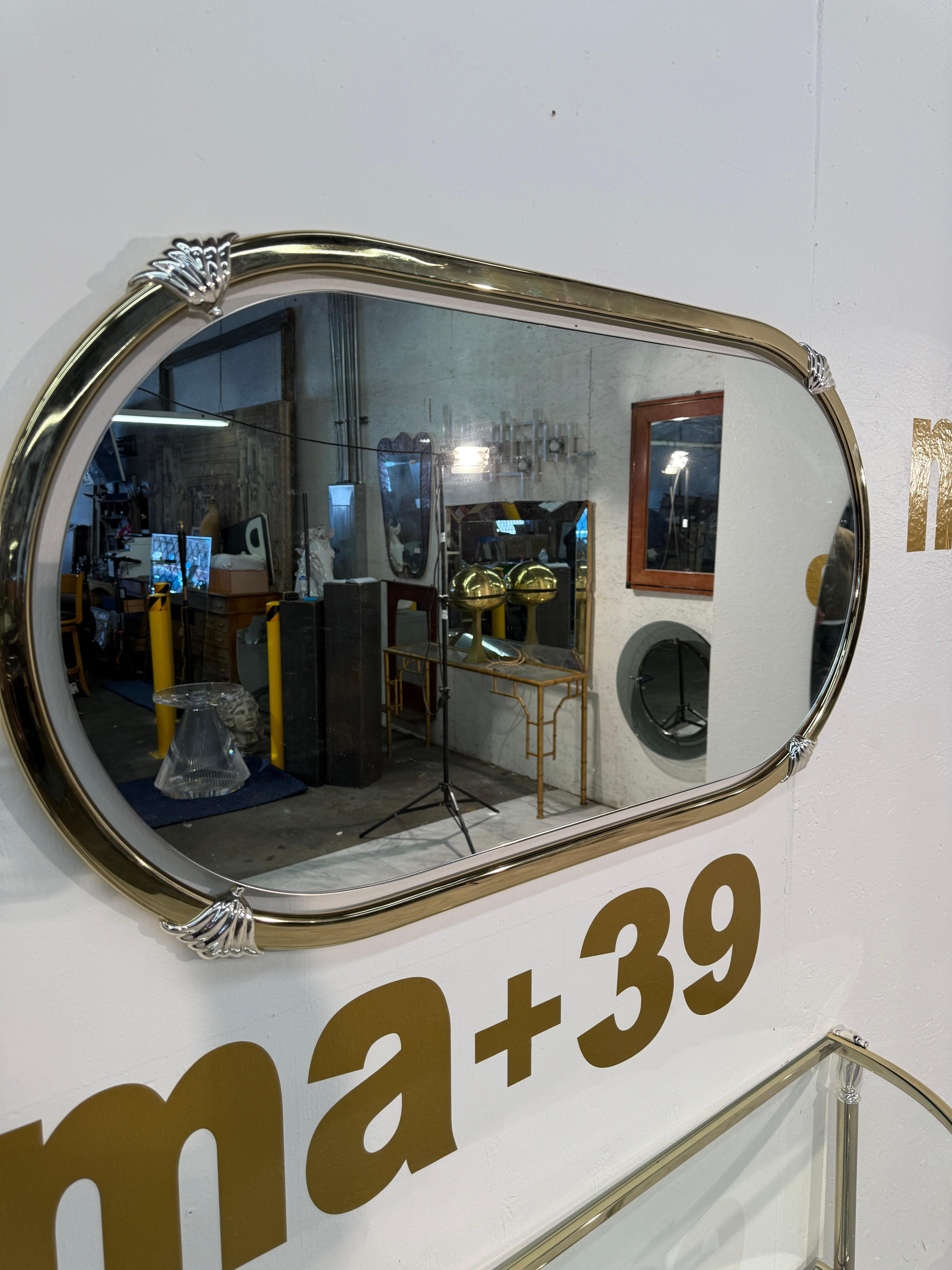Consola italiana de latón y cristal con espejo a juego, años 70 en venta 3