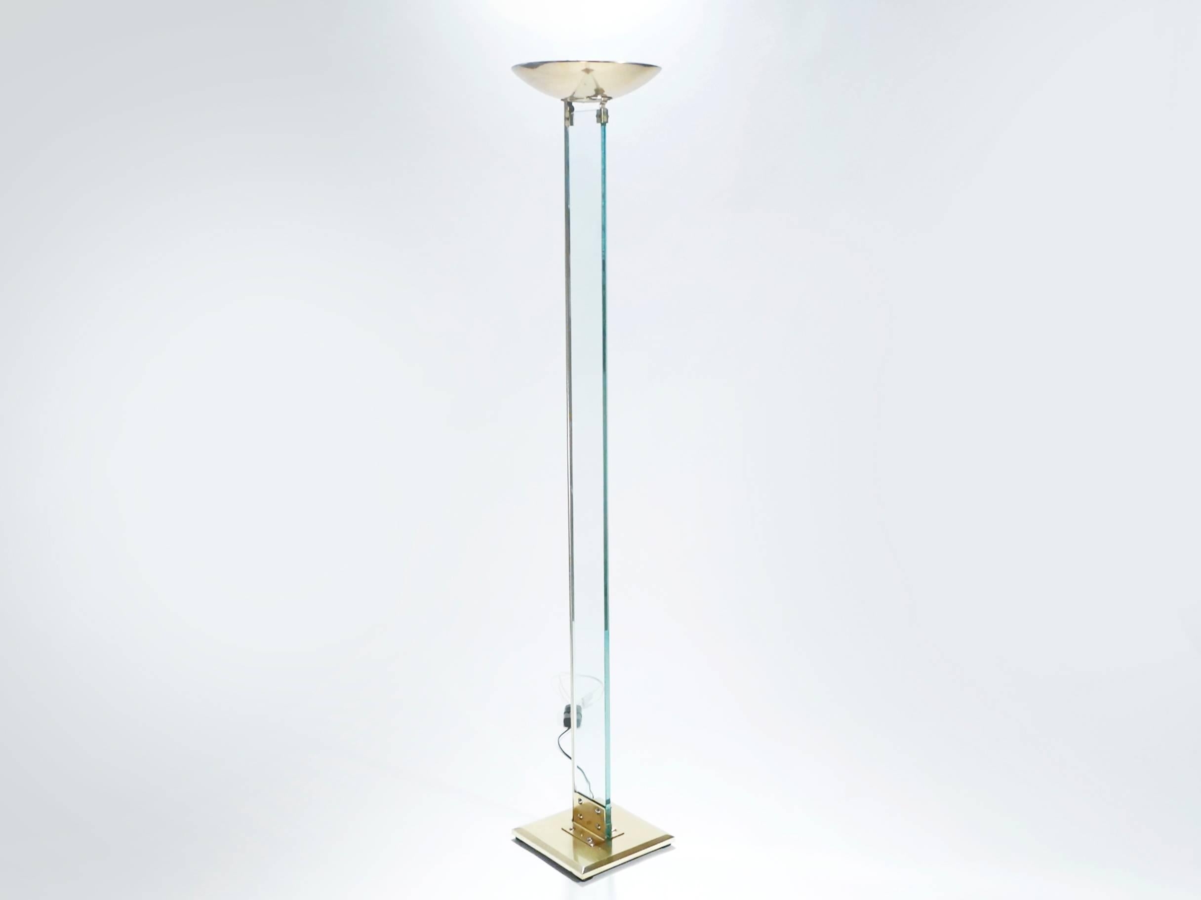 Glass and brass form this eye-catching halogen decorative lamp. Its structure is unique all the way down, from the shining brass bowl top supported by a thin sheet of glass, to the floating base. Casting an effortless Italian cool through the space