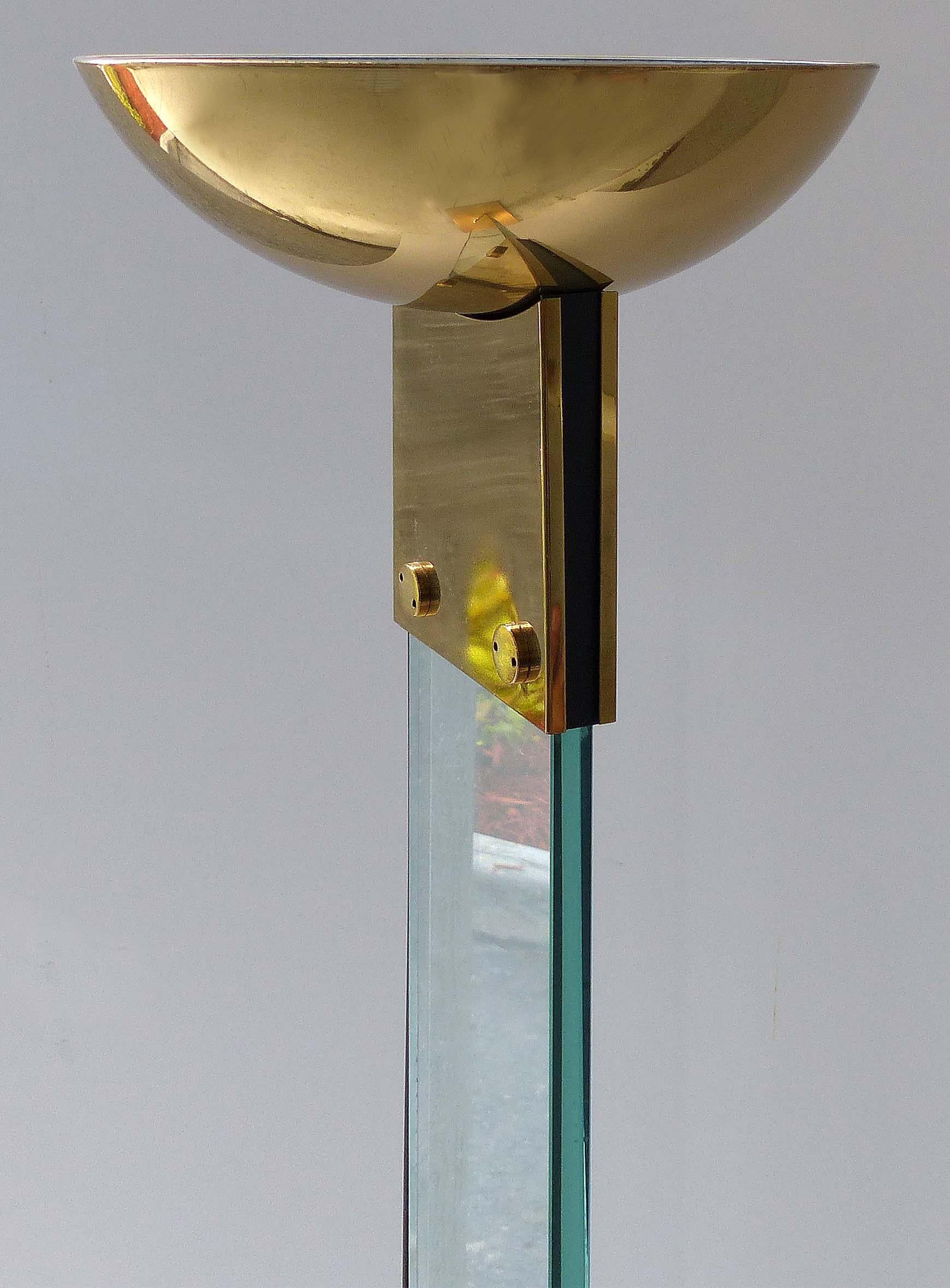Lampadaire torchère italien en laiton et verre du milieu du siècle

Nous proposons à la vente un lampadaire torchère italien en laiton et verre. Un luminaire haut, élégant et de qualité. Abat-jour supérieur, 10
