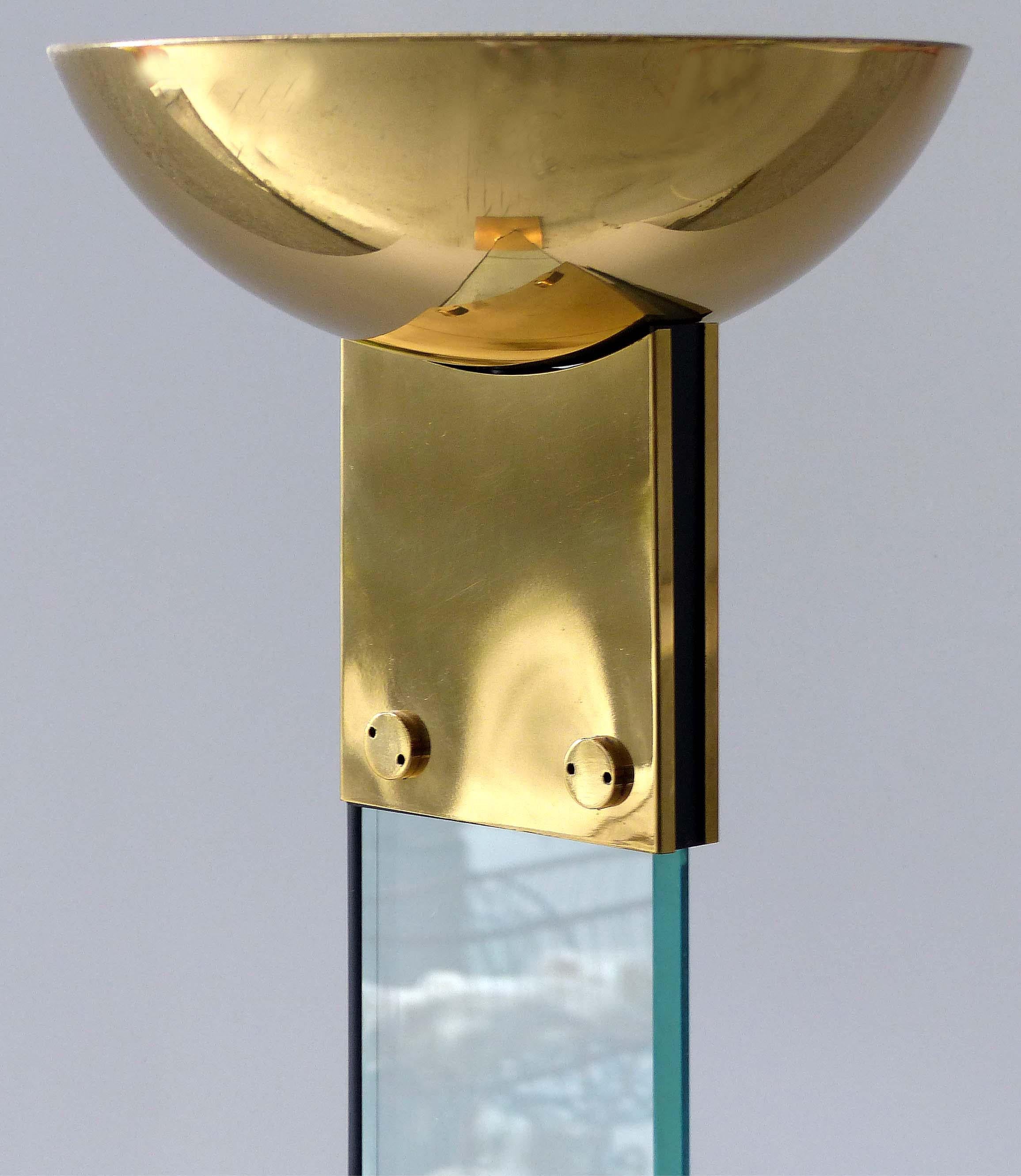 Mid-Century Modern Lampadaire torchère italienne en laiton et verre Mid Century