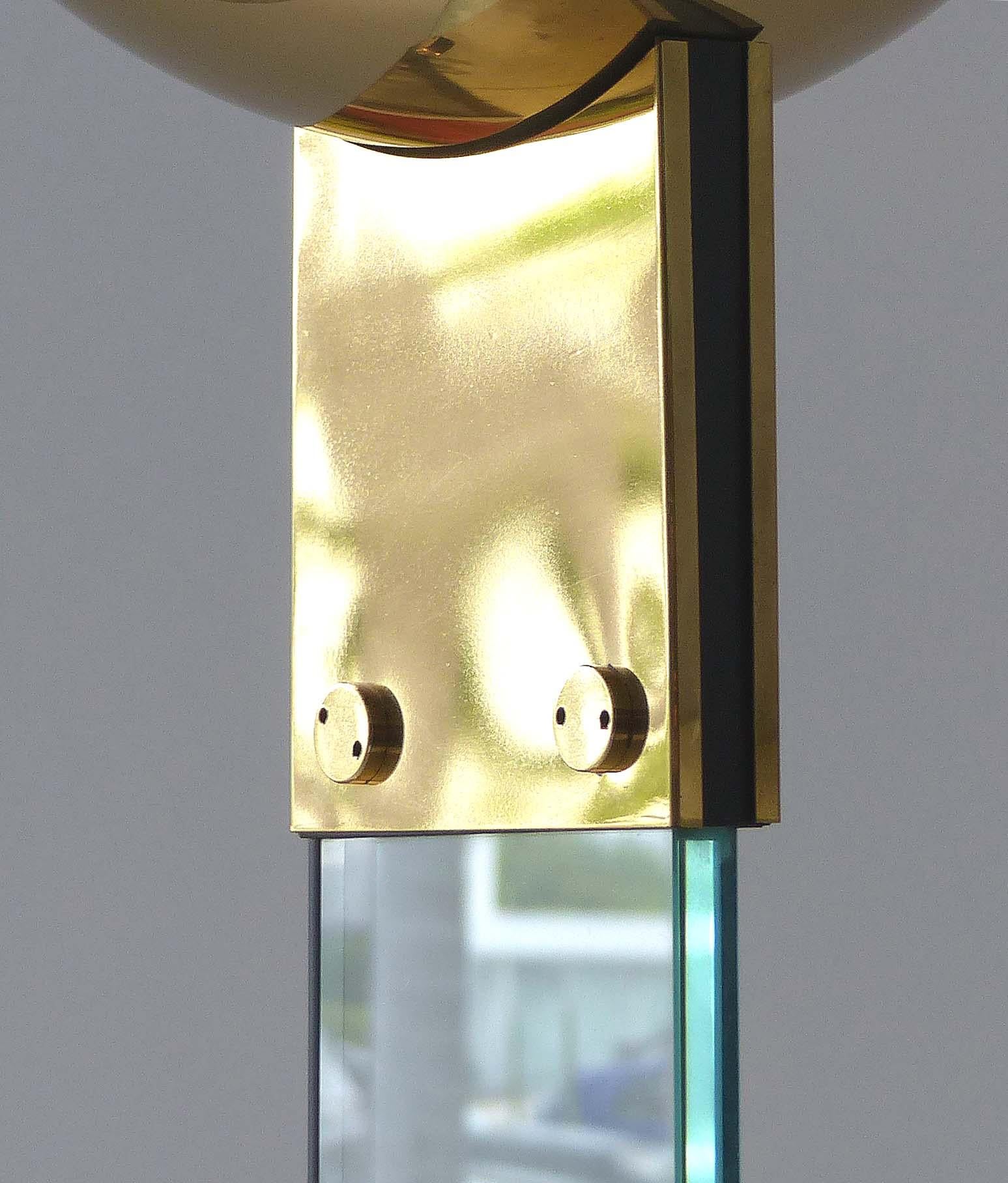 Lampadaire torchère italienne en laiton et verre Mid Century Bon état à Miami, FL