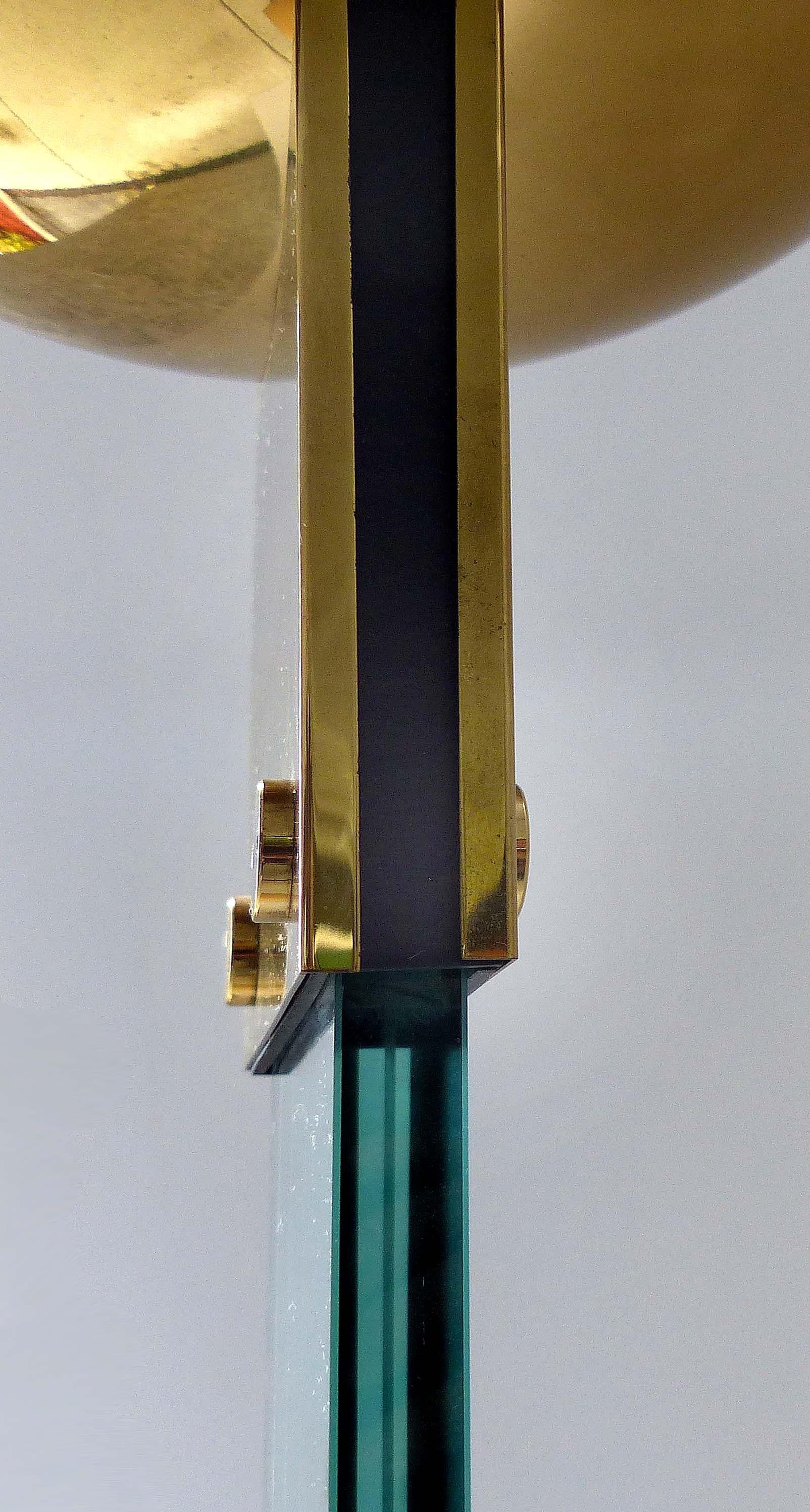 Début du 20ème siècle Lampadaire torchère italienne en laiton et verre Mid Century