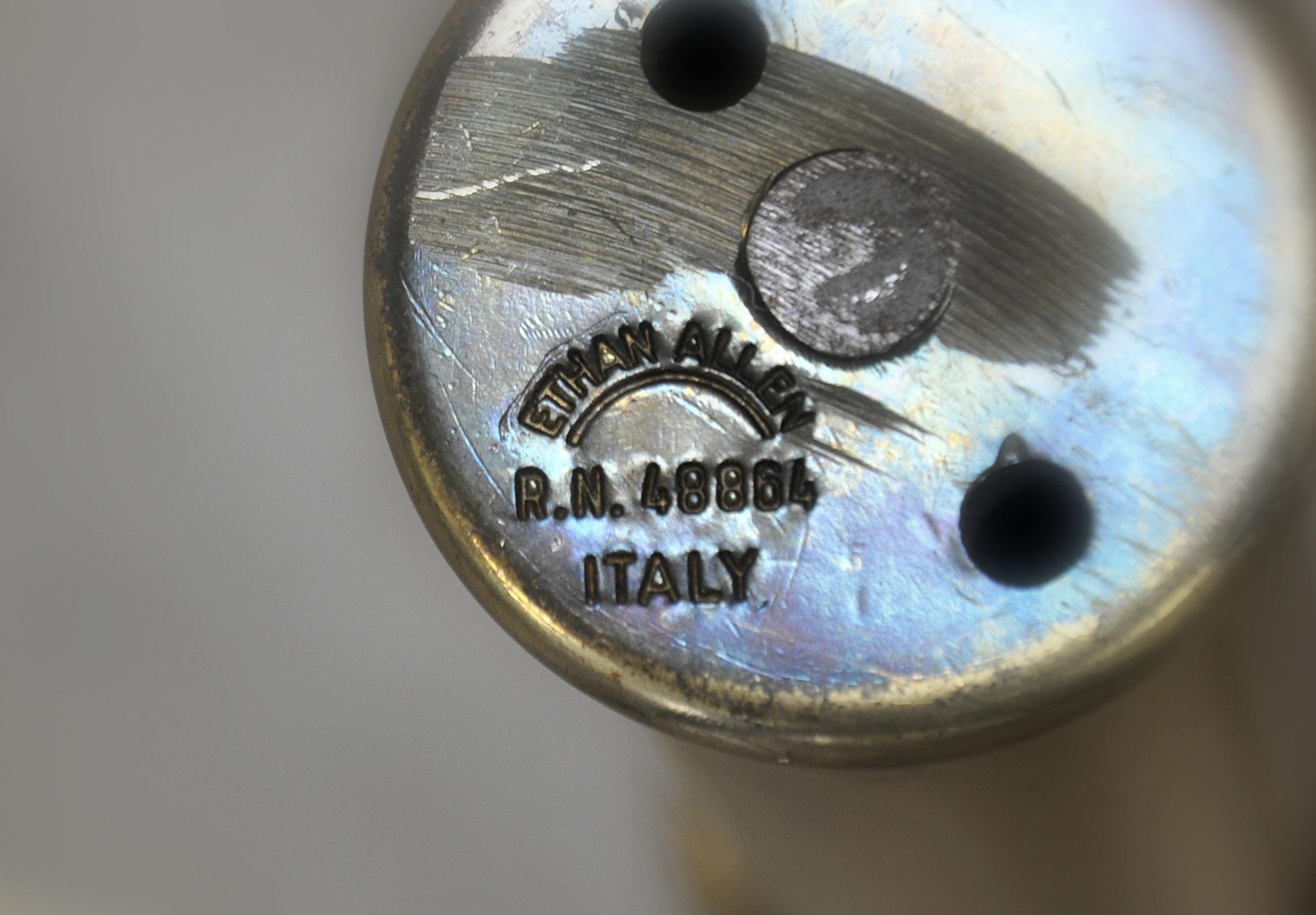 Ottone Tavolino ovale italiano in ottone e vetro in vendita