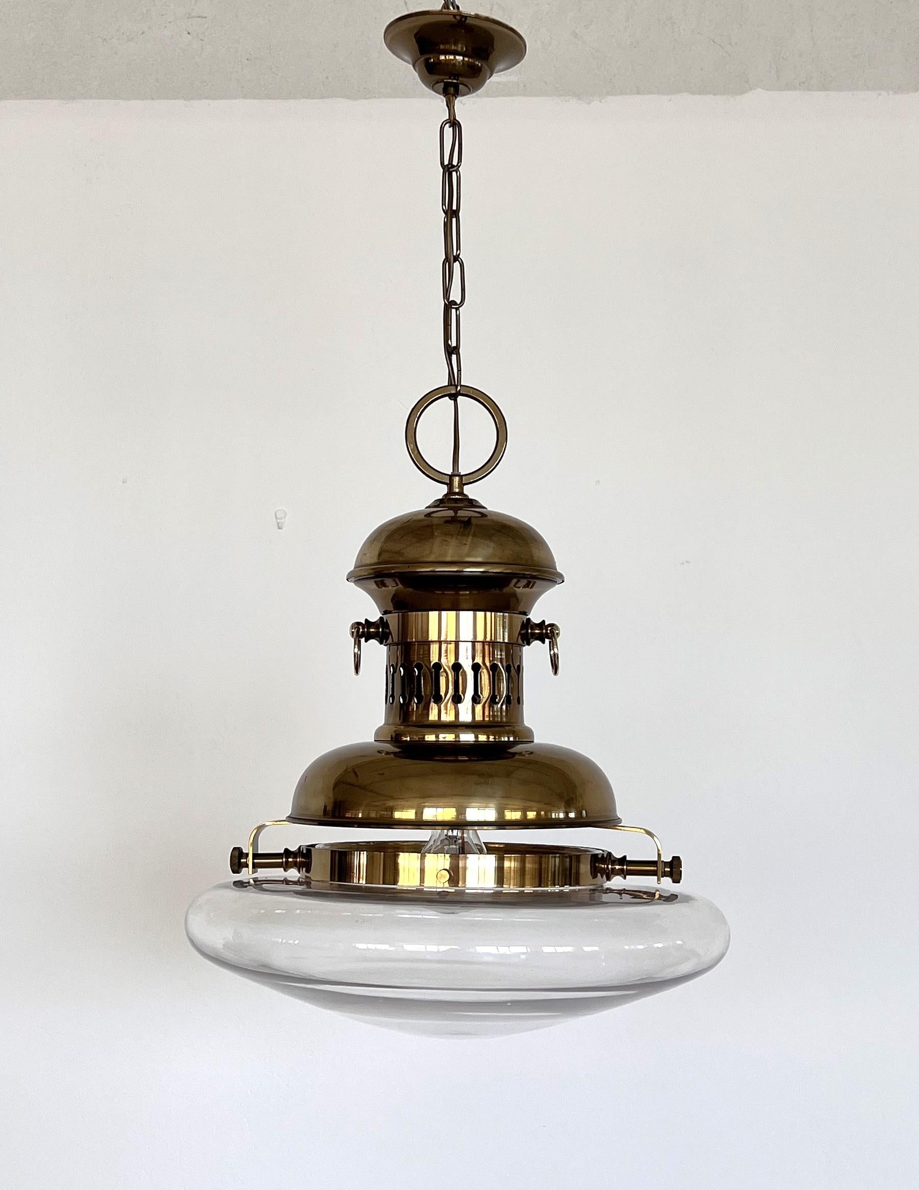 Gorgeous pendant lamp in nautical style made of full brass and glass.
Made in Italy in the 1970s approx.
The pendant lamp immediately gives the impression of being in a nautical environment.
It is in very good vintage condition with great dark