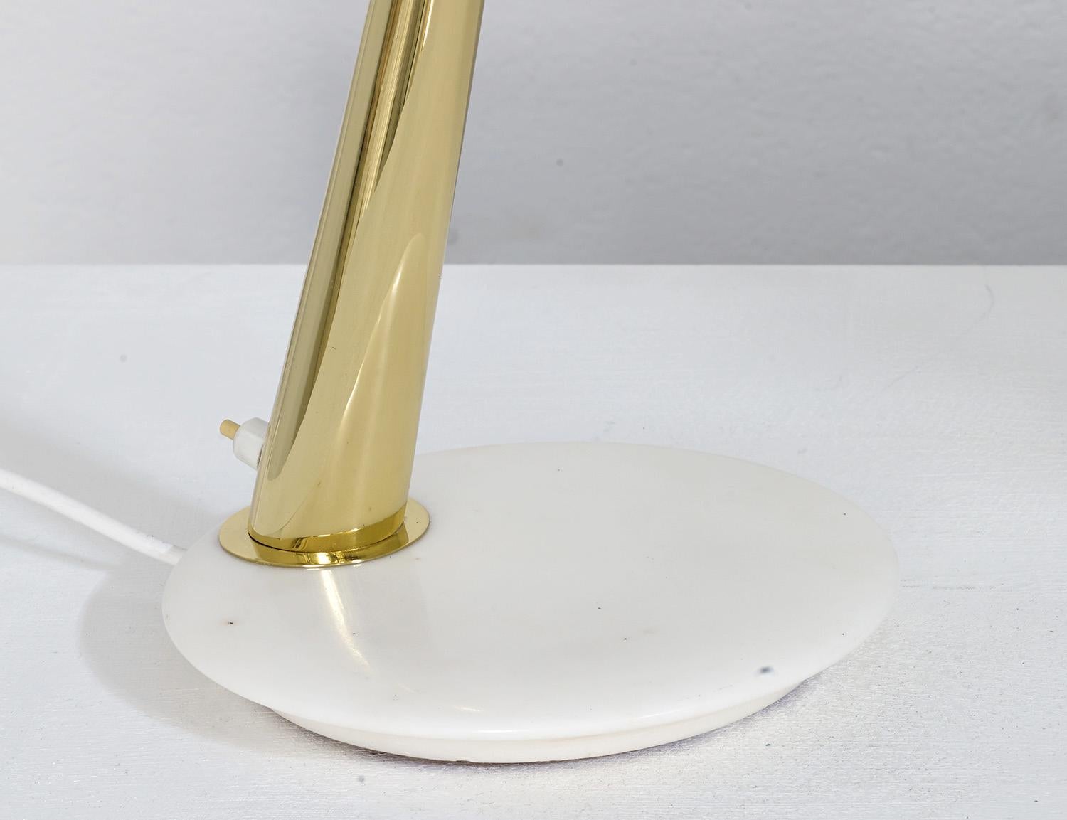 Mid-Century Modern Italian Brass and Glass Table Lamp by Giuseppe Ostuni for Oluce, 1950