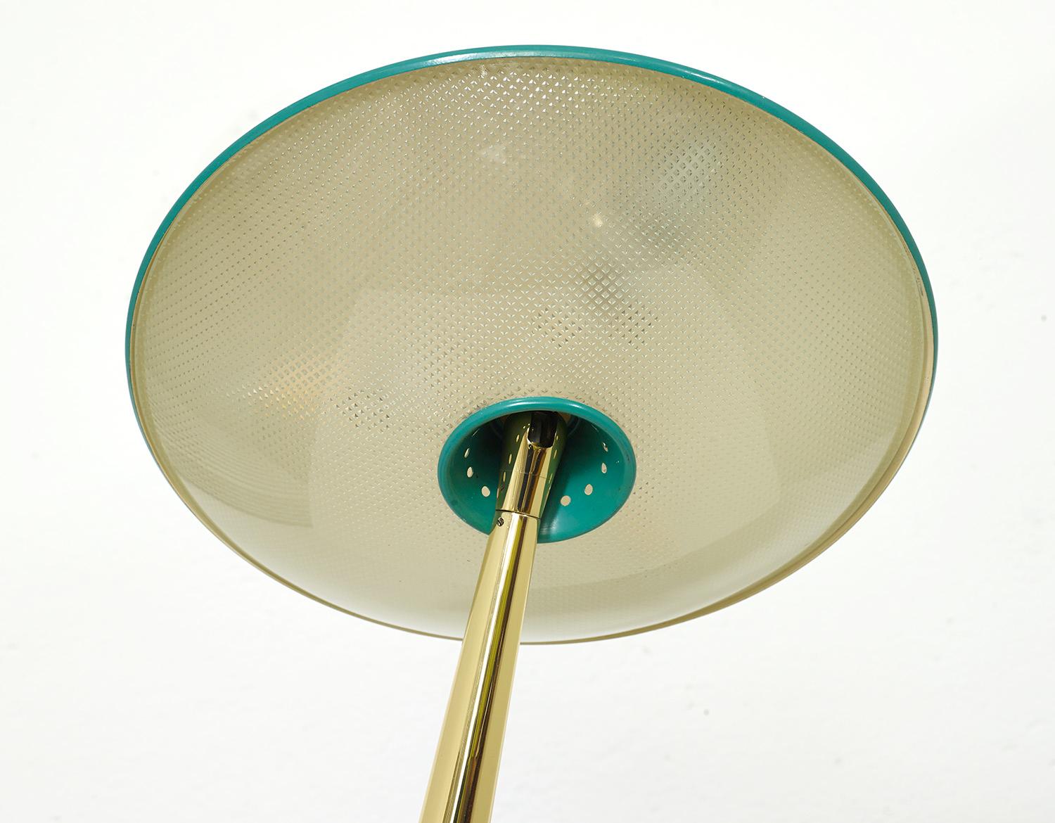 Italian Brass and Glass Table Lamp by Giuseppe Ostuni for Oluce, 1950 In Good Condition In Renens, CH