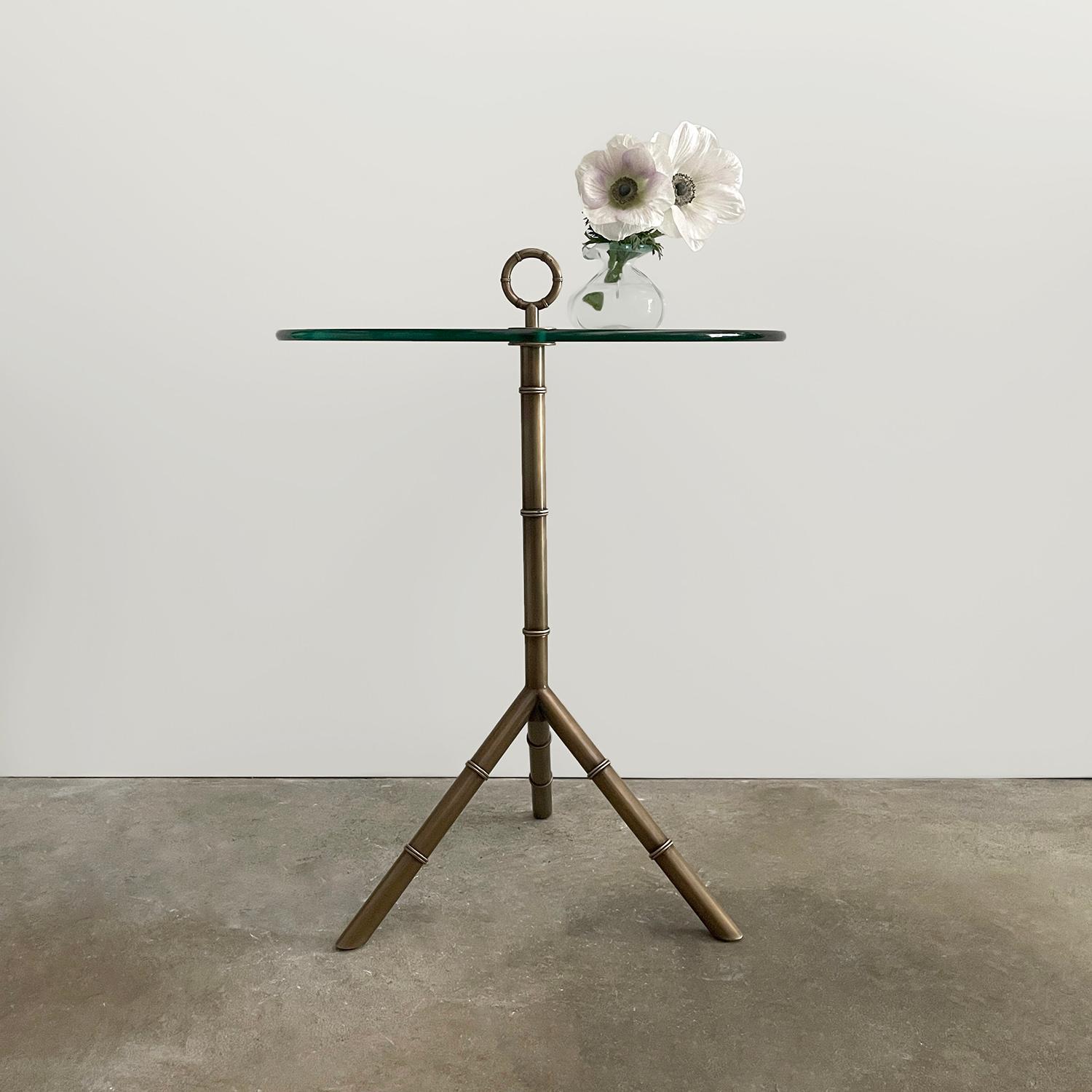 Table d'appoint italienne en laiton vieilli et verre dans le style de Cesar 
Une table belle et fonctionnelle
Plateau en verre flottant avec base trépied lourde et détails de boucles ressemblant à du bambou. 
Le verre d'origine présente de légères