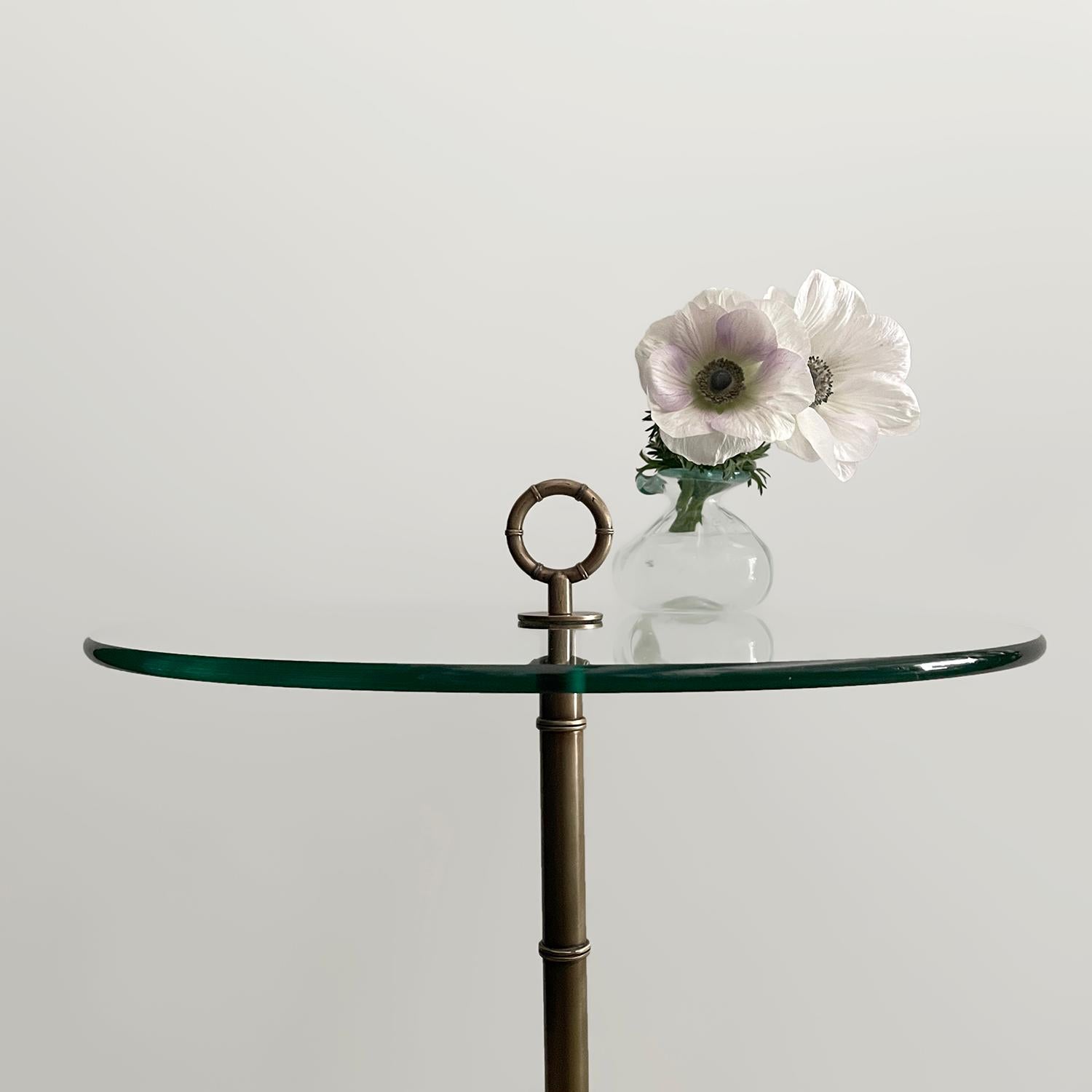 Table d'appoint cocktail tripode italienne en laiton et verre dans le style de Cesar Lacca Bon état - En vente à Los Angeles, CA
