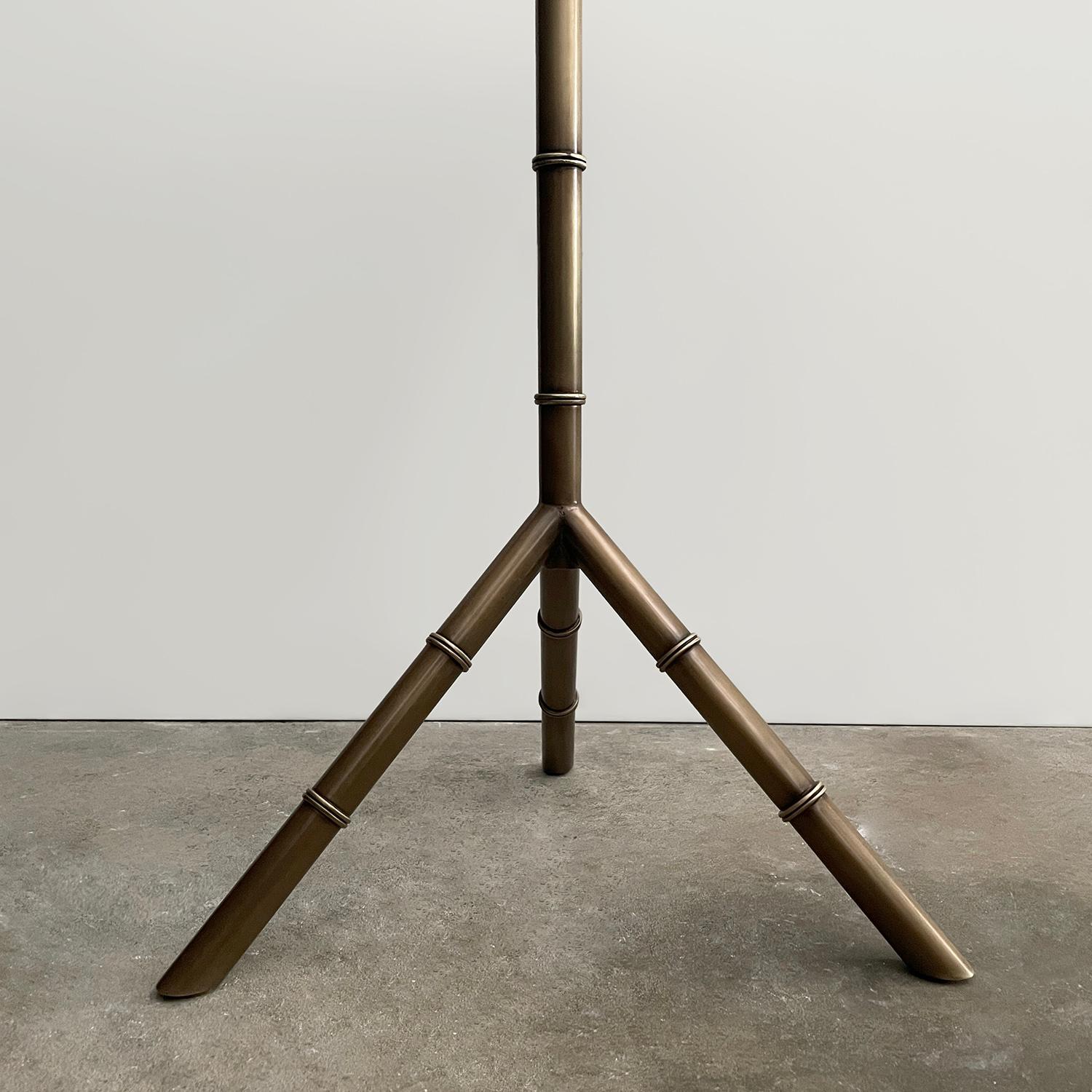 20ième siècle Table d'appoint cocktail tripode italienne en laiton et verre dans le style de Cesar Lacca en vente