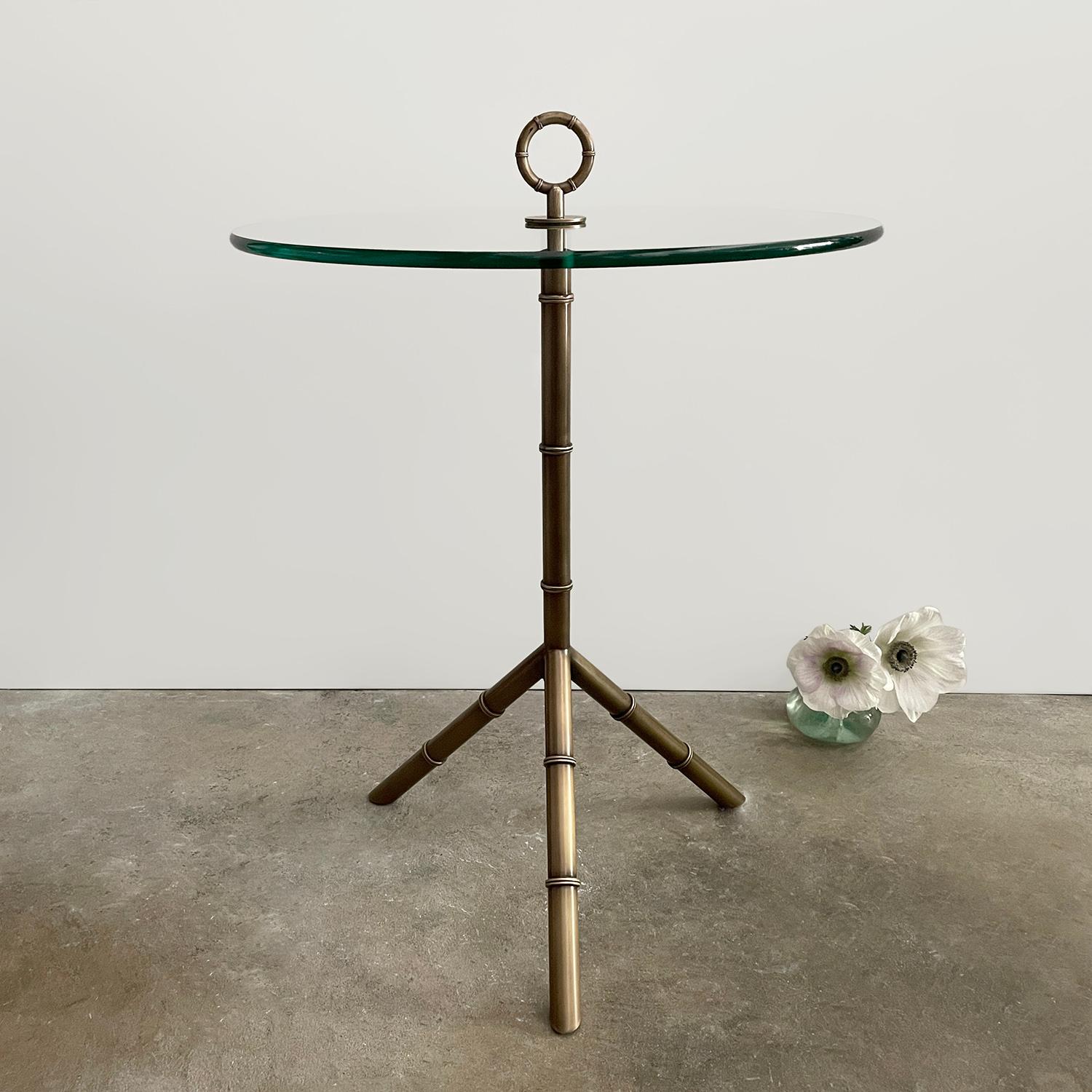 Table d'appoint cocktail tripode italienne en laiton et verre dans le style de Cesar Lacca en vente 2