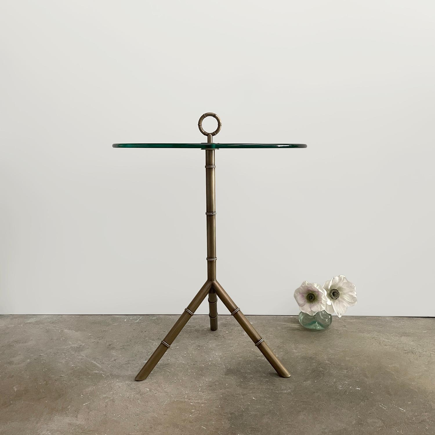 Table d'appoint cocktail tripode italienne en laiton et verre dans le style de Cesar Lacca en vente 4