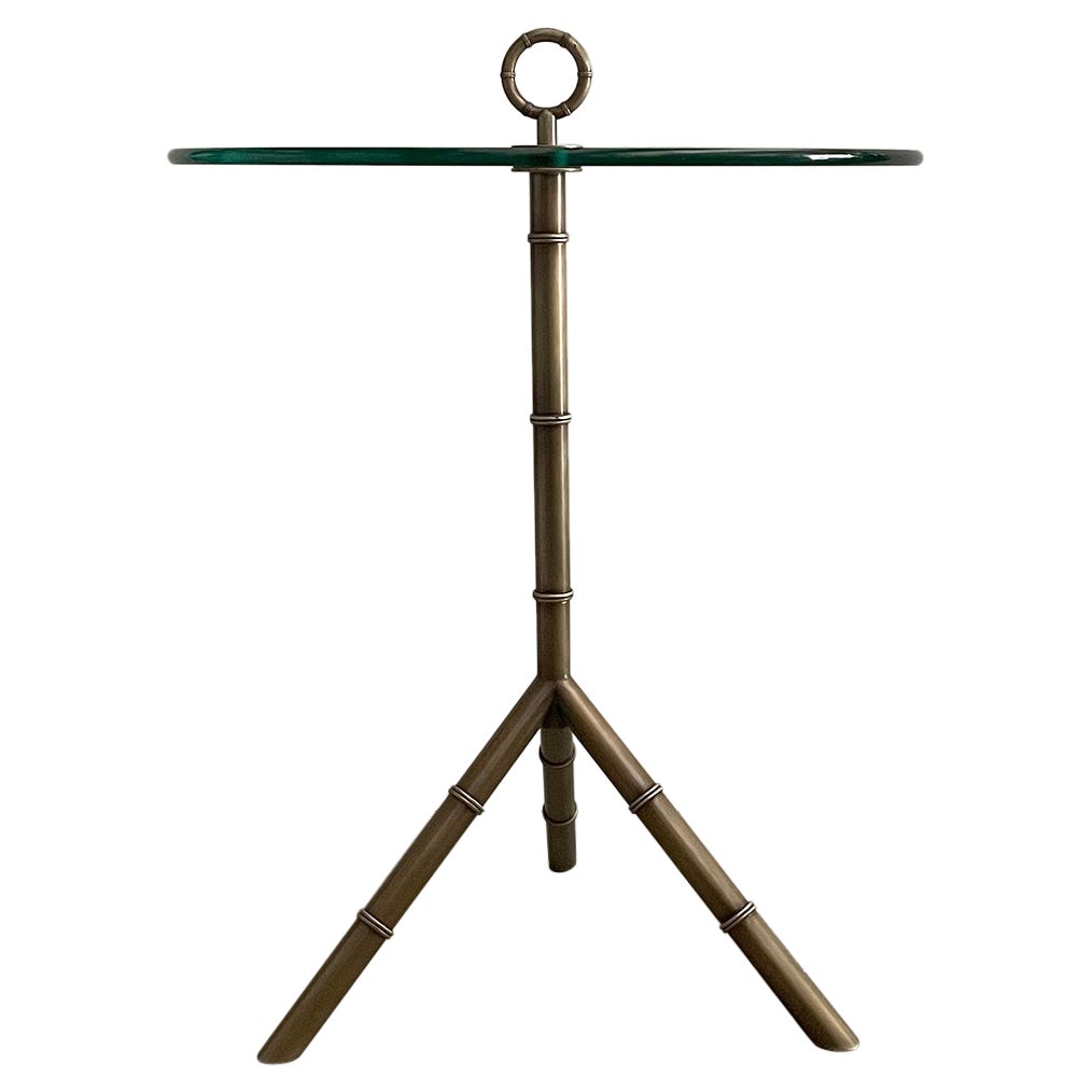 Table d'appoint cocktail tripode italienne en laiton et verre dans le style de Cesar Lacca en vente