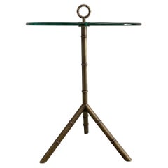 Table d'appoint cocktail tripode italienne en laiton et verre dans le style de Cesar Lacca
