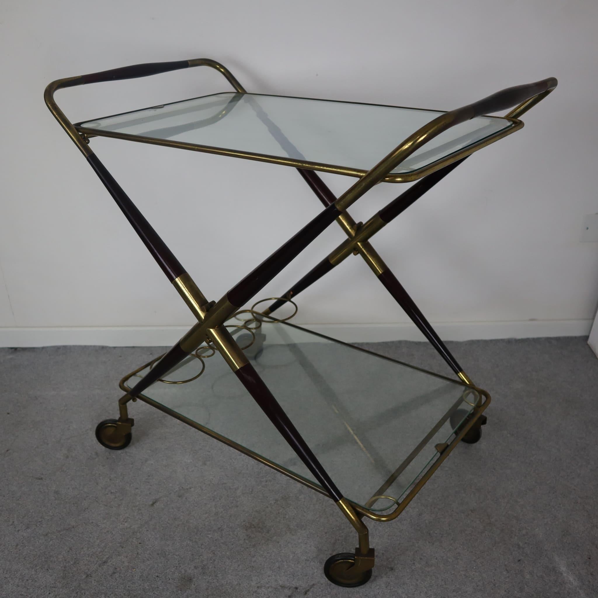 Chariot de bar italien du milieu du siècle par Cesar Lacca, années 1950

Cet élégant chariot de bar des années 1950, conçu par Cesar Lacca, témoigne d'un savoir-faire italien intemporel. Avec son riche cadre en acajou et ses détails en laiton, il