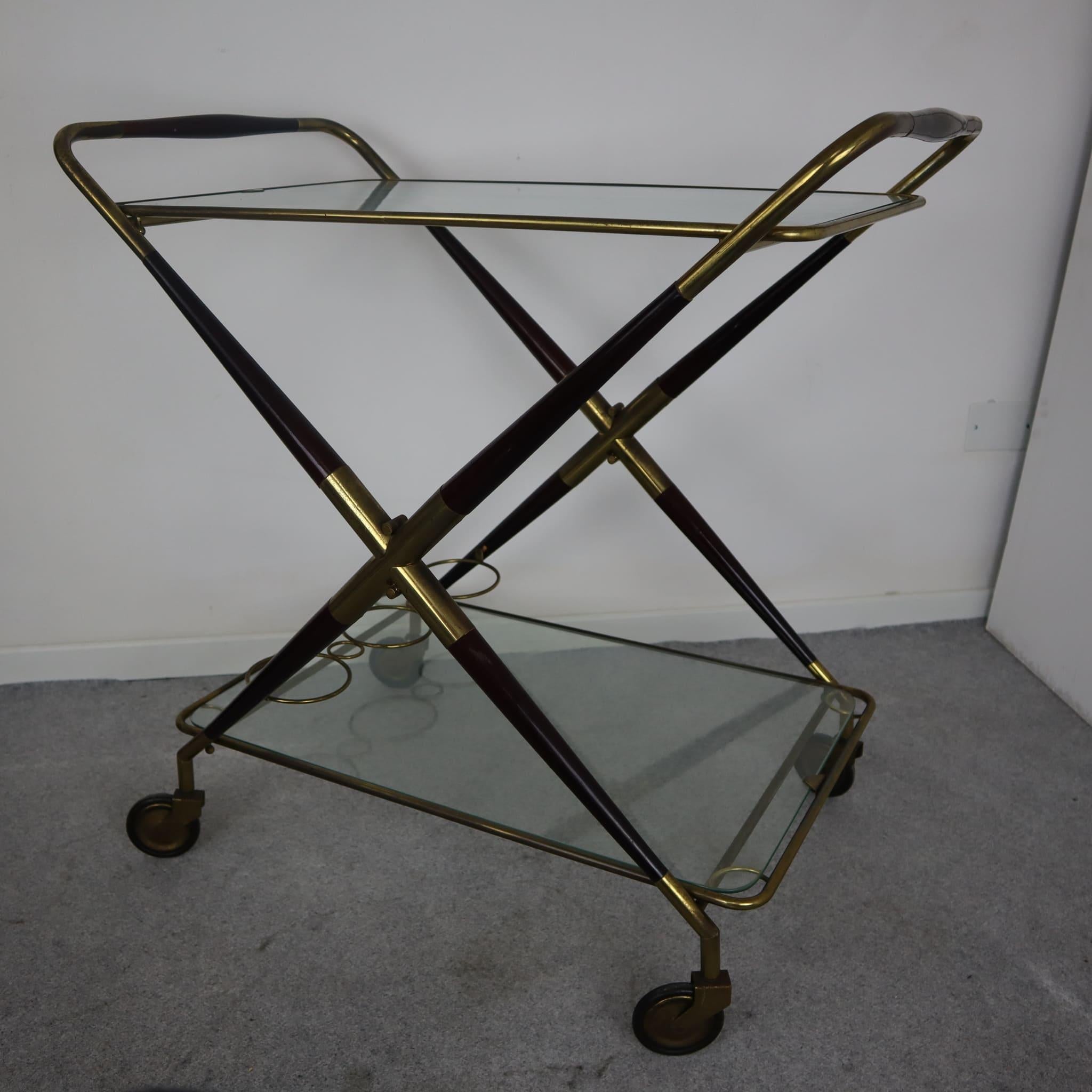 Milieu du XXe siècle Chariot de bar italien en laiton et laqué avec plateau par Cesare Lacca, années 1950 en vente