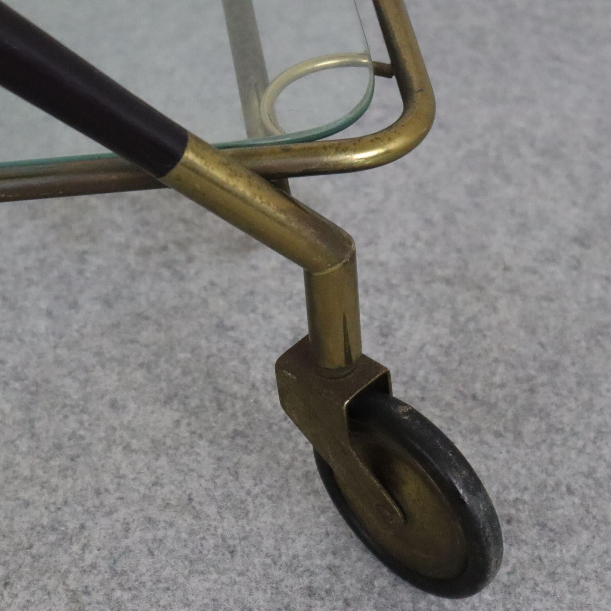 Chariot de bar italien en laiton et laqué avec plateau par Cesare Lacca, années 1950 en vente 3