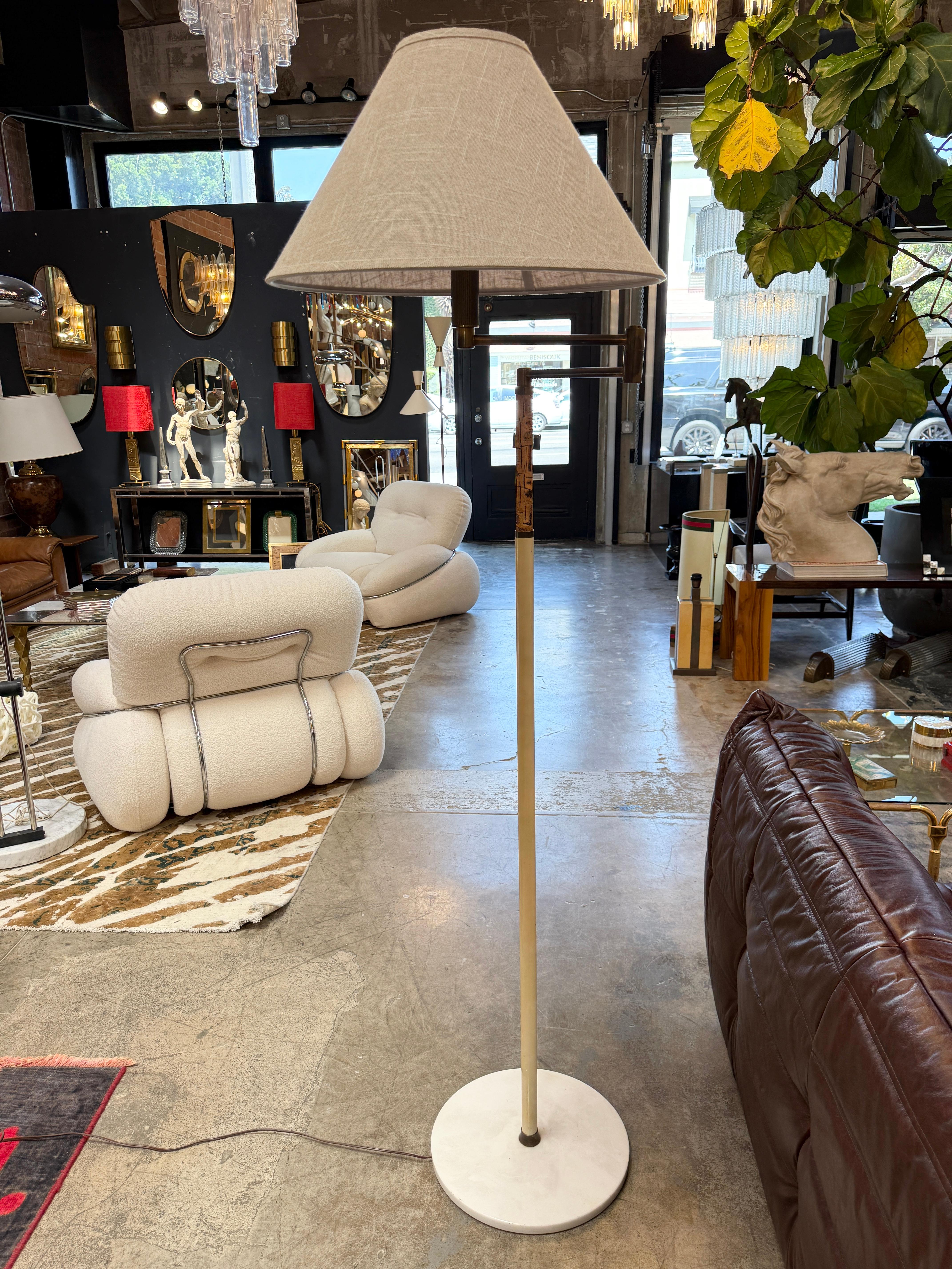 Moderne Lampadaire italien en laiton et marbre avec bras pivotant, années 1970 en vente