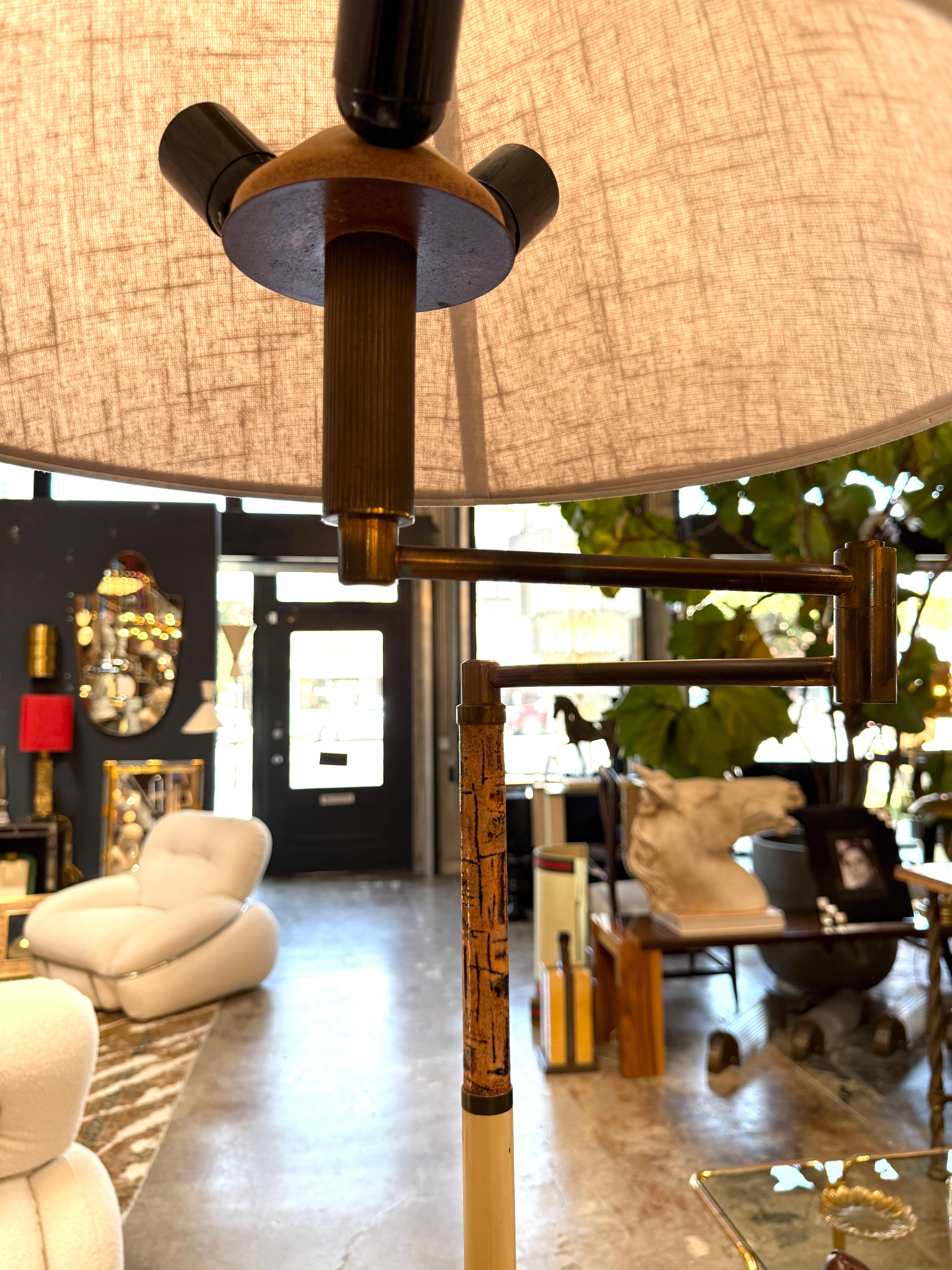 Lampadaire italien en laiton et marbre avec bras pivotant, années 1970 Bon état - En vente à Los Angeles, CA