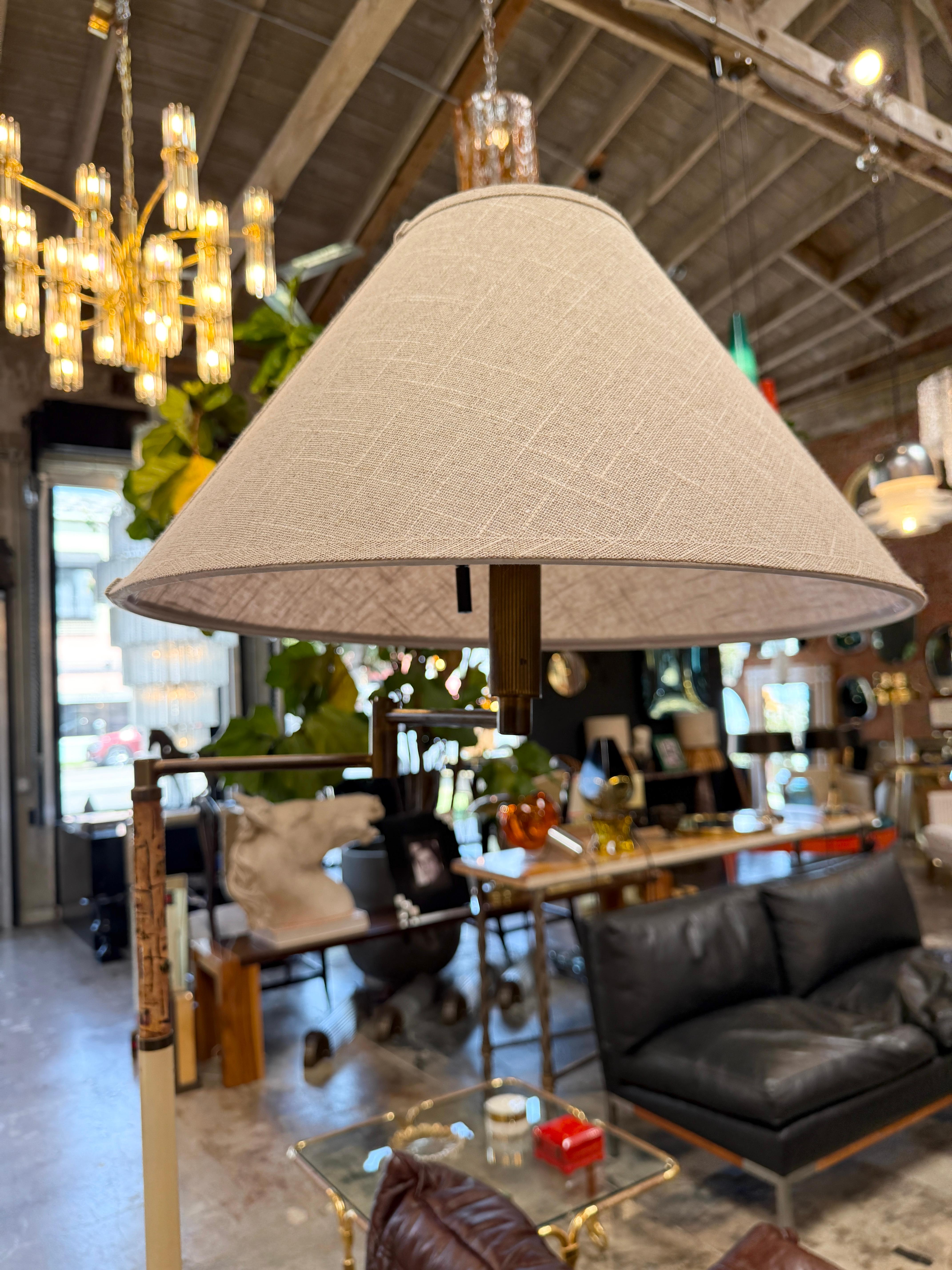 Laiton Lampadaire italien en laiton et marbre avec bras pivotant, années 1970 en vente
