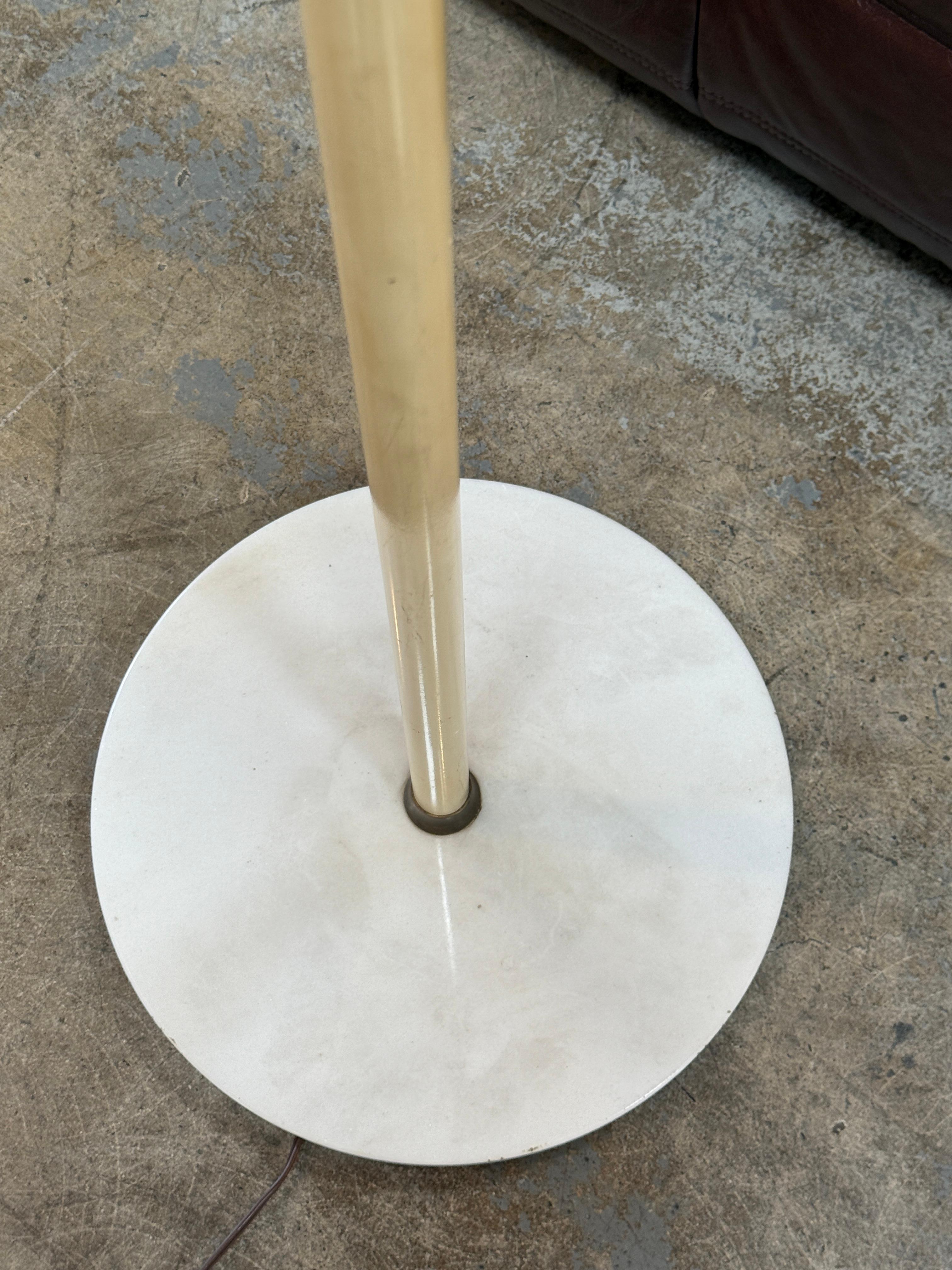Lampadaire italien en laiton et marbre avec bras pivotant, années 1970 en vente 3