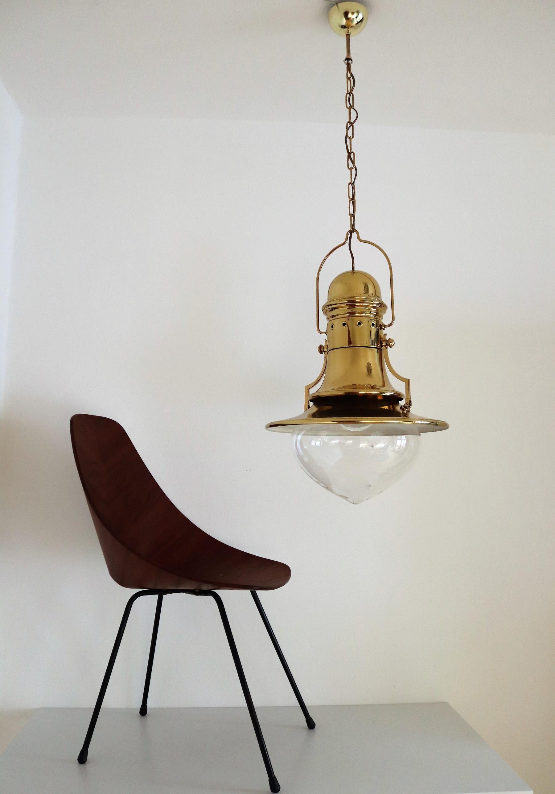 Gorgeous pendant lamp in nautical style made of full brass with Murano glass.
Made in Italy in the 1970s, with original Murano glass label.
The pendant lamp immediately gives the impression of being in a nautical environment.
It is in very good