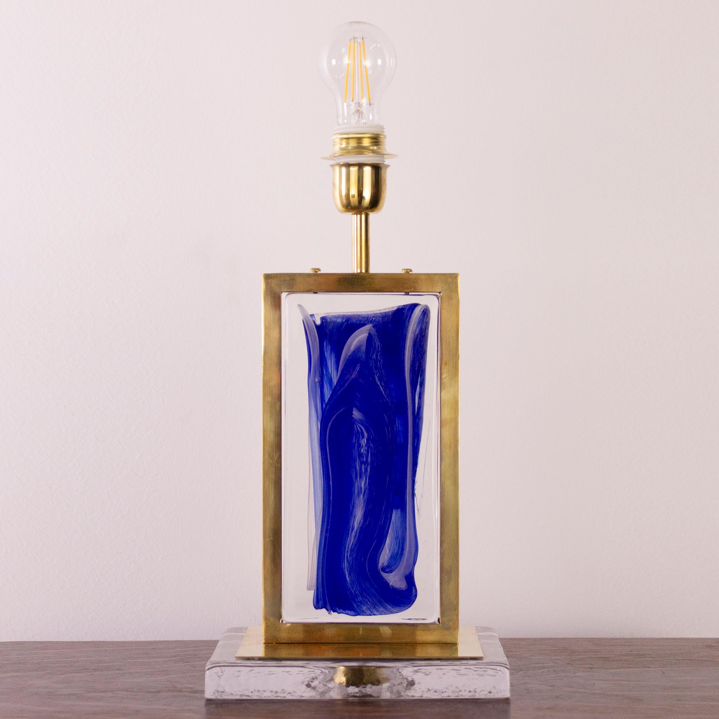 Lámpara de sobremesa italiana de latón y cristal de Murano, hecha a mano a finales del siglo XX Moderno de mediados de siglo en venta
