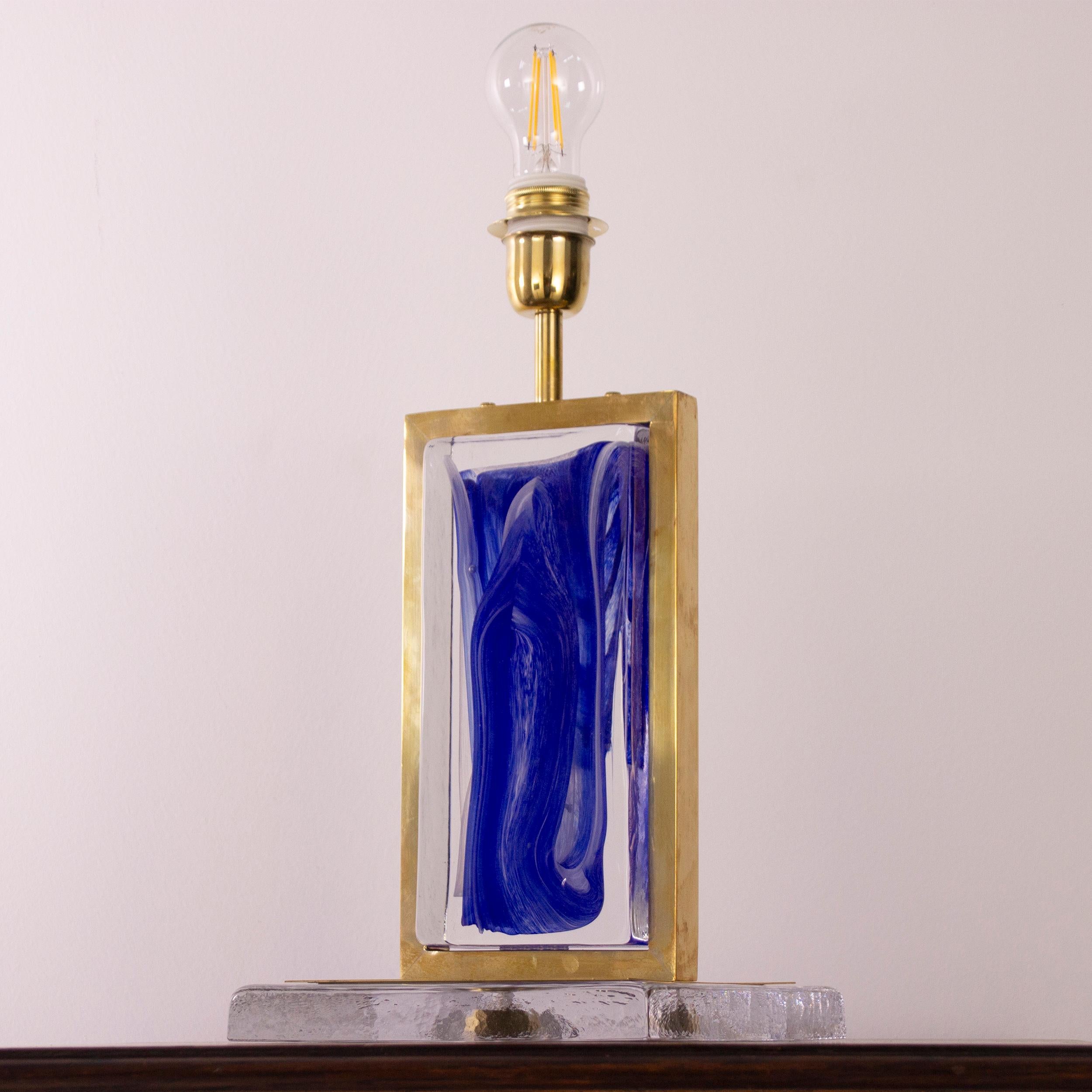 Lámpara de sobremesa italiana de latón y cristal de Murano, hecha a mano a finales del siglo XX en Bueno estado para la venta en Venezia, IT