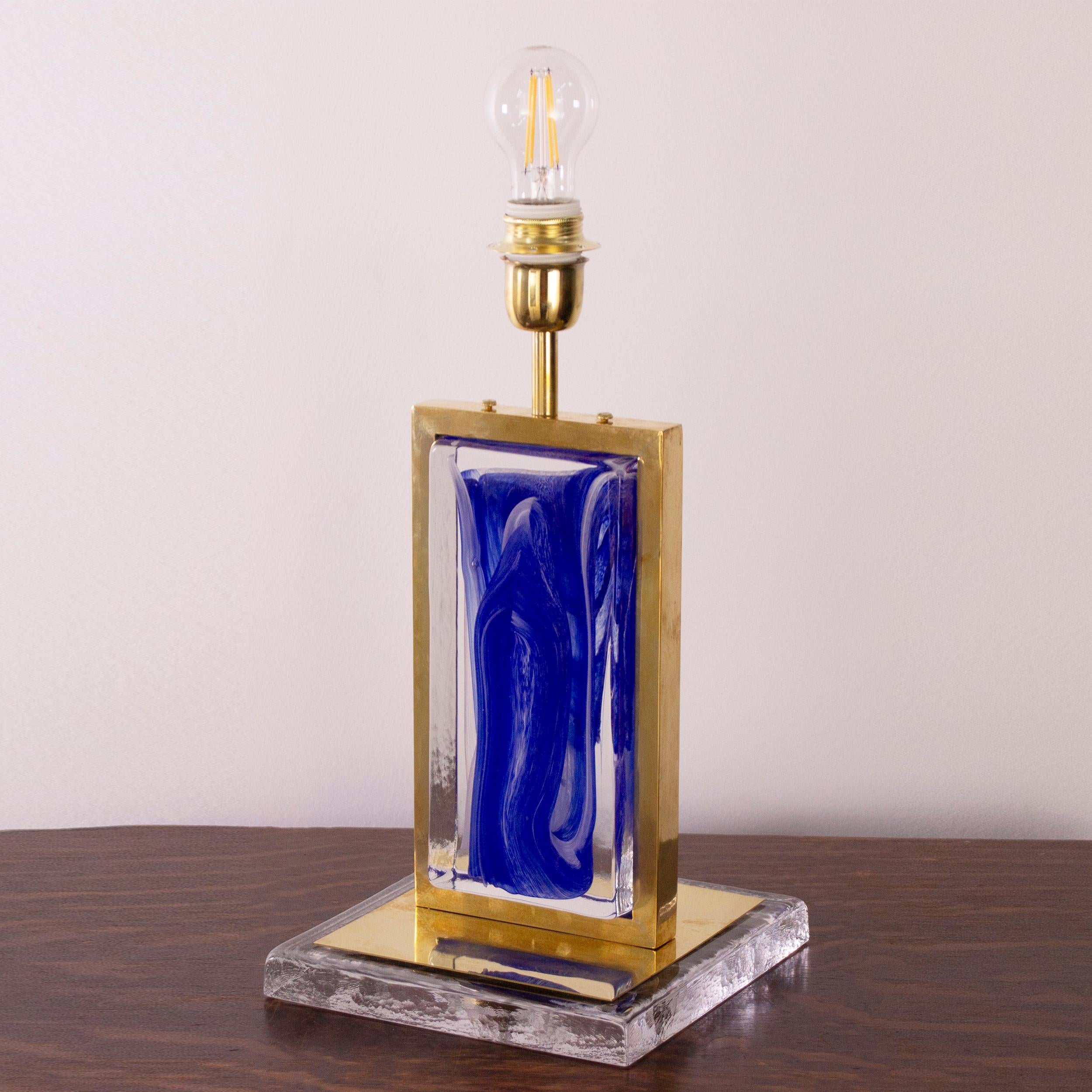 Lámpara de sobremesa italiana de latón y cristal de Murano, hecha a mano a finales del siglo XX Latón en venta