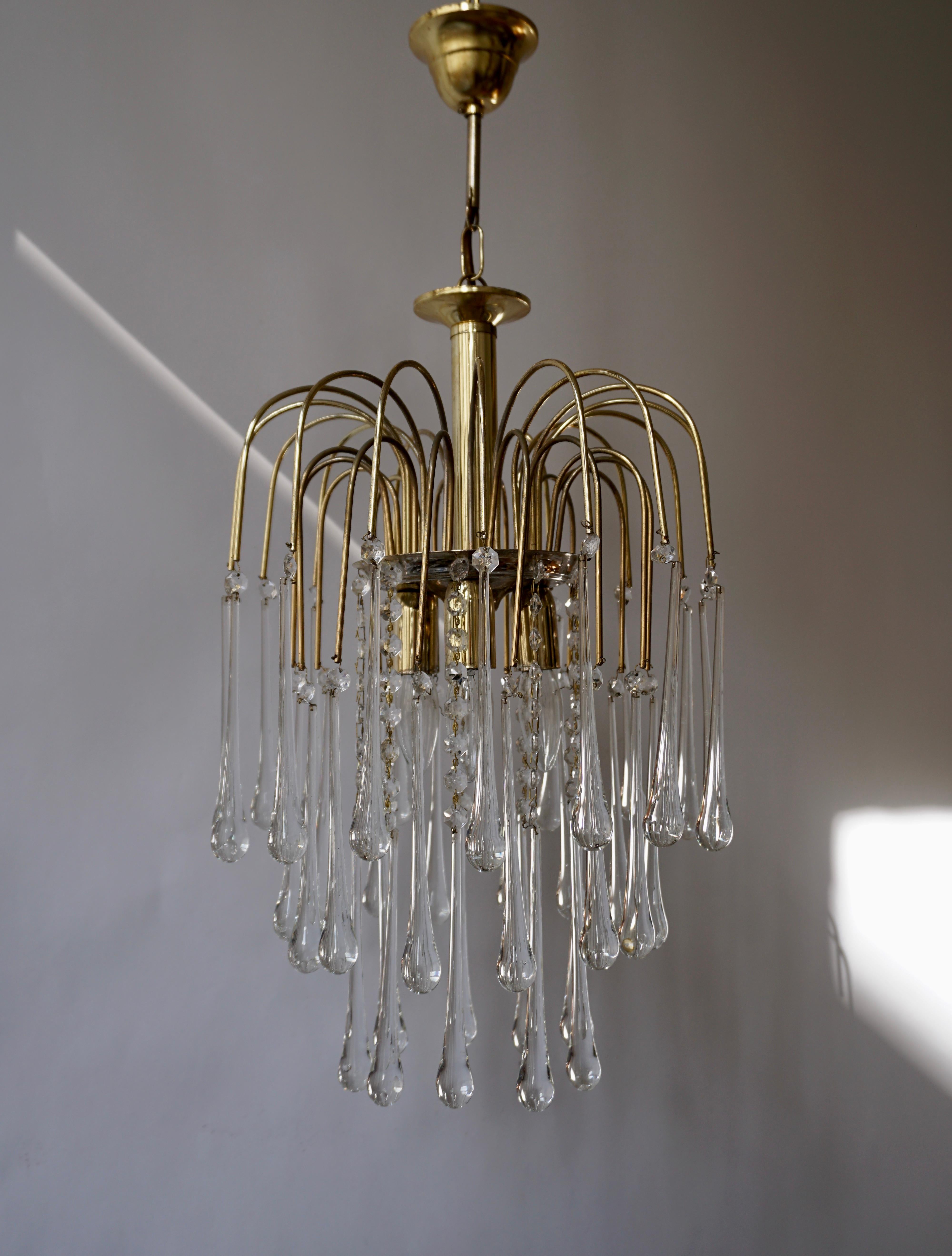 Italian brass and Murano glass teardrop chandelier.
Measure:
Diameter 32 cm.
Height fixture 50 cm.
Total height with the chain 70 cm.