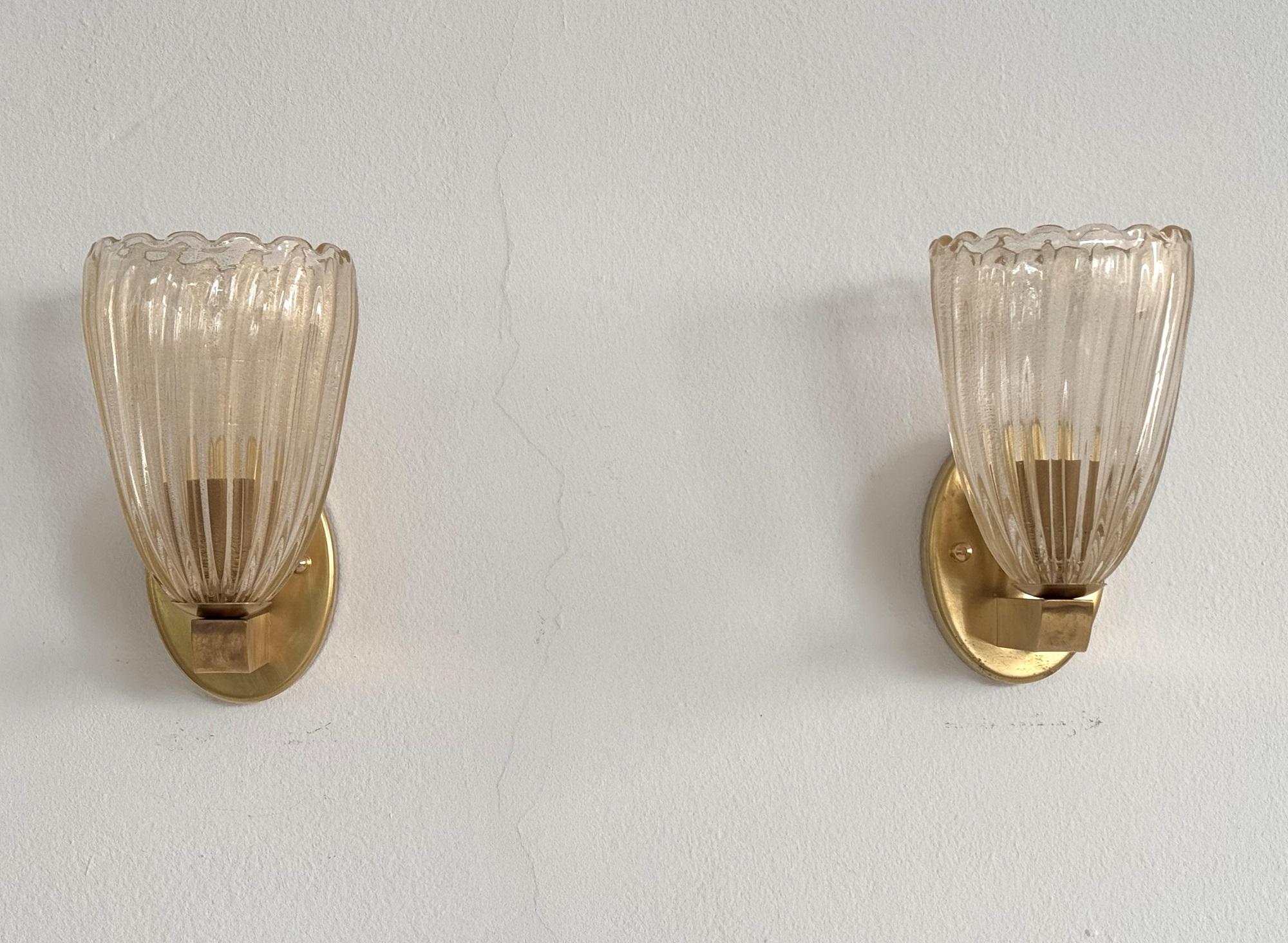 Apliques o candelabros italianos de latón y cristal de Murano en estilo Art Déco, años 1990
3 artículos en total disponibles, tienen precio y se venden individualmente ( 1 por envío cada uno).

Preciosas lámparas de pared de latón fabricadas con una