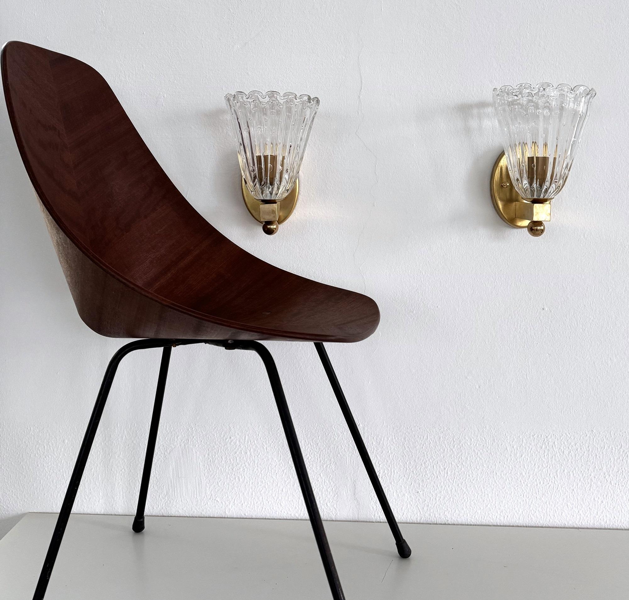Appliques ou éclairages muraux italiens en laiton et verre de Murano de style Art déco, années 1990

Magnifique ensemble de deux superbes lampes murales en verre de Murano épais et transparent avec de petites bulles d'air à l'intérieur des verres et