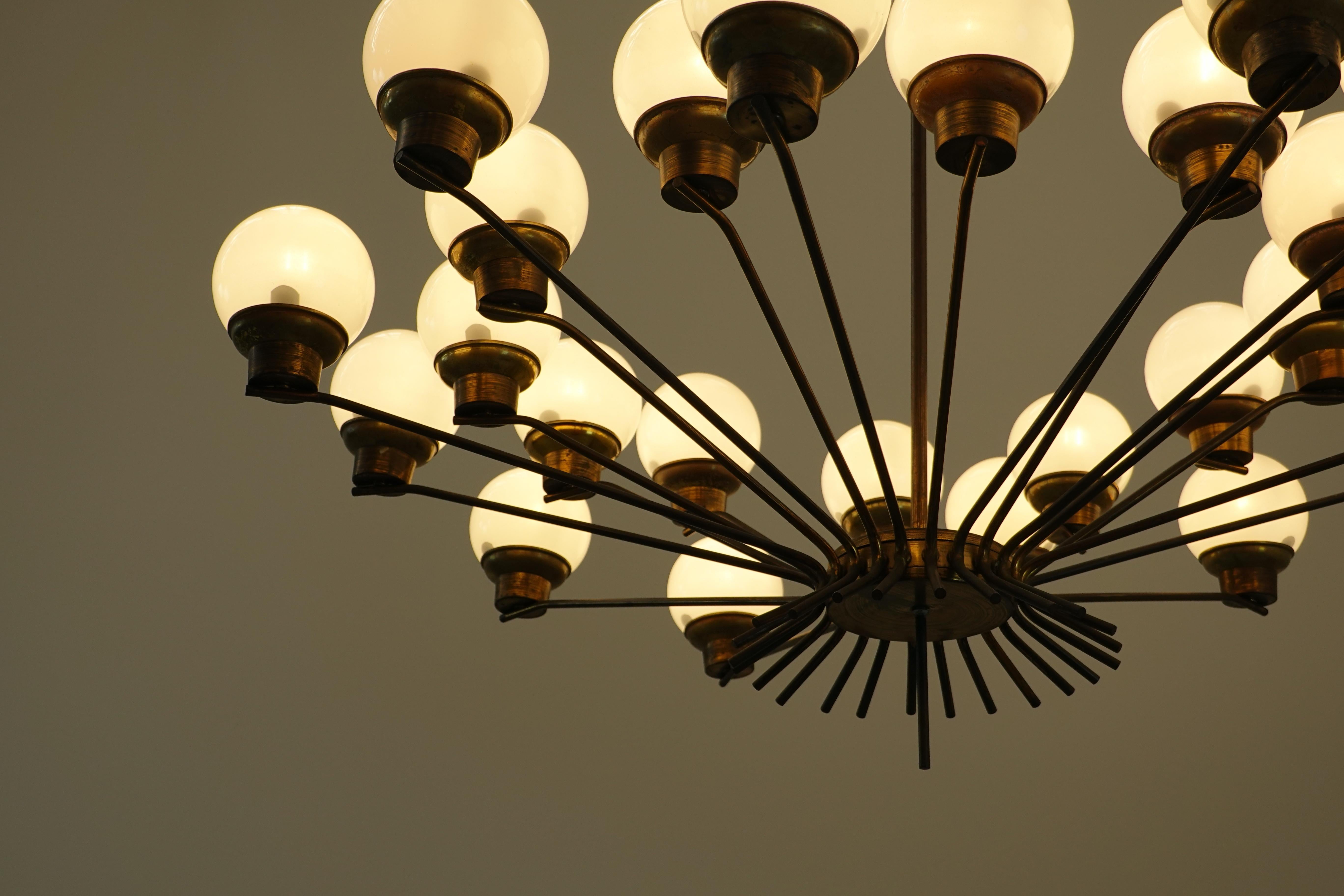 Mid-Century Modern Italian Brass and Opaline Chandelier For Sale 8