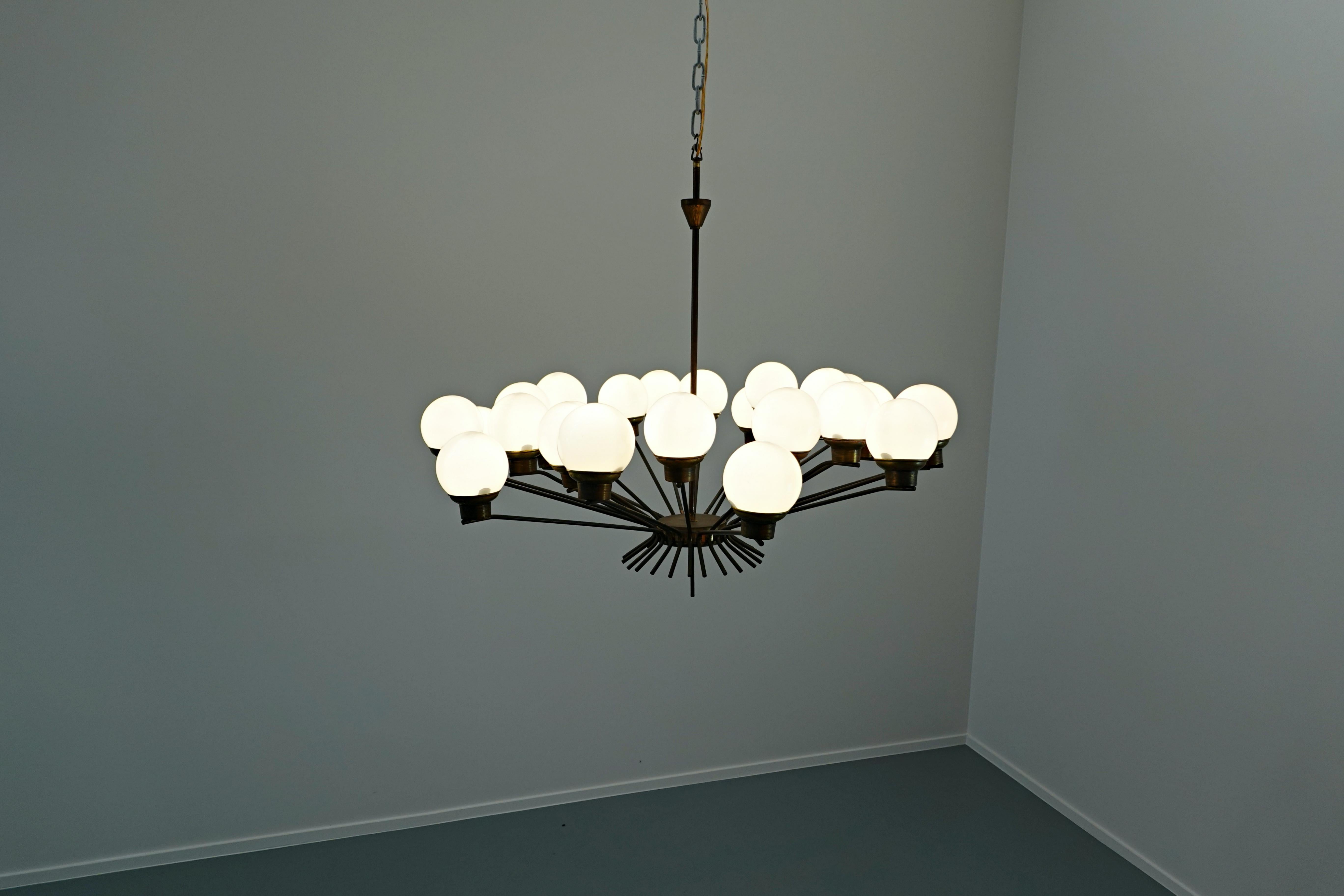 Mid-Century Modern Italian Brass and Opaline Chandelier In Good Condition For Sale In Brussels, BE