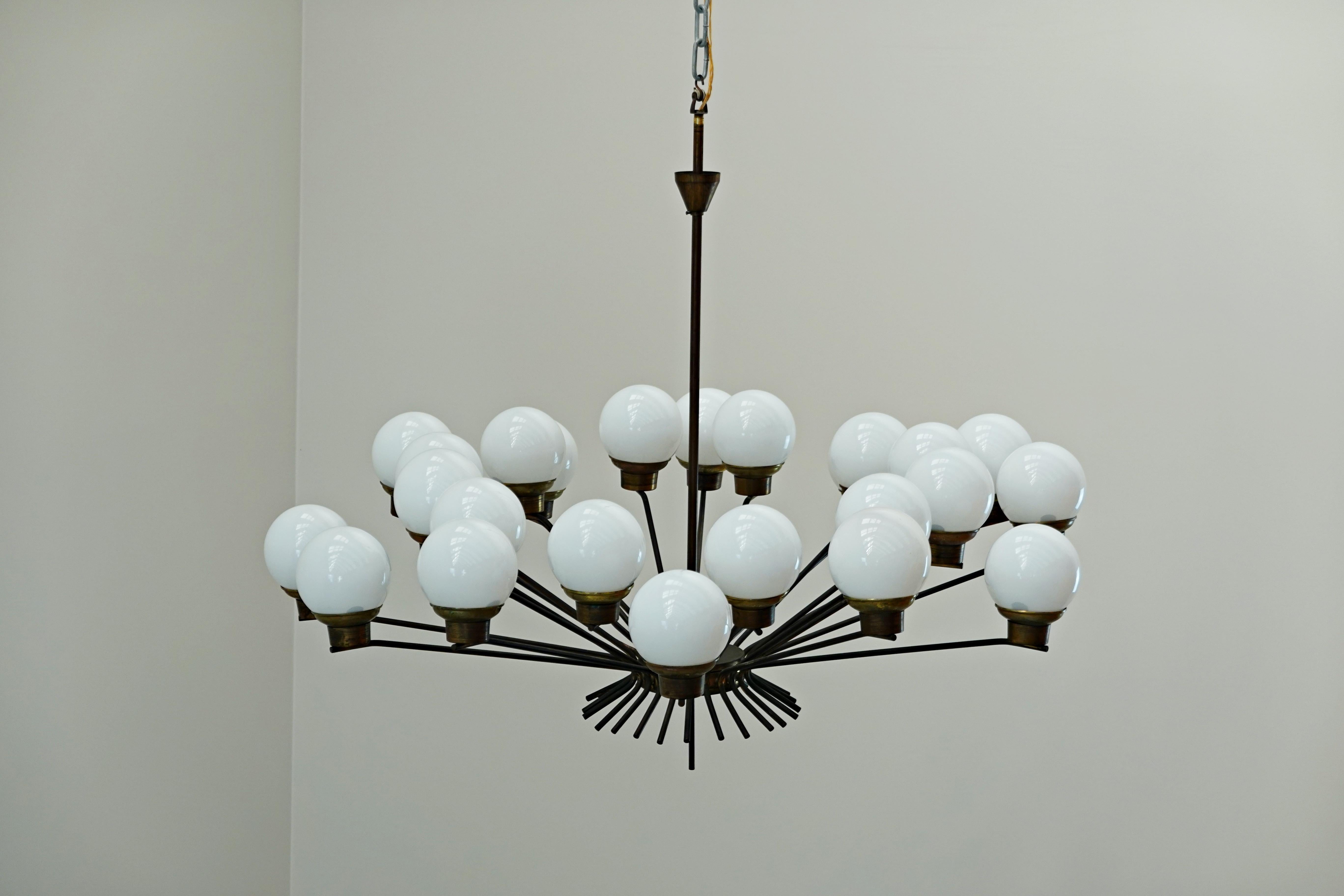 20th Century Mid-Century Modern Italian Brass and Opaline Chandelier For Sale