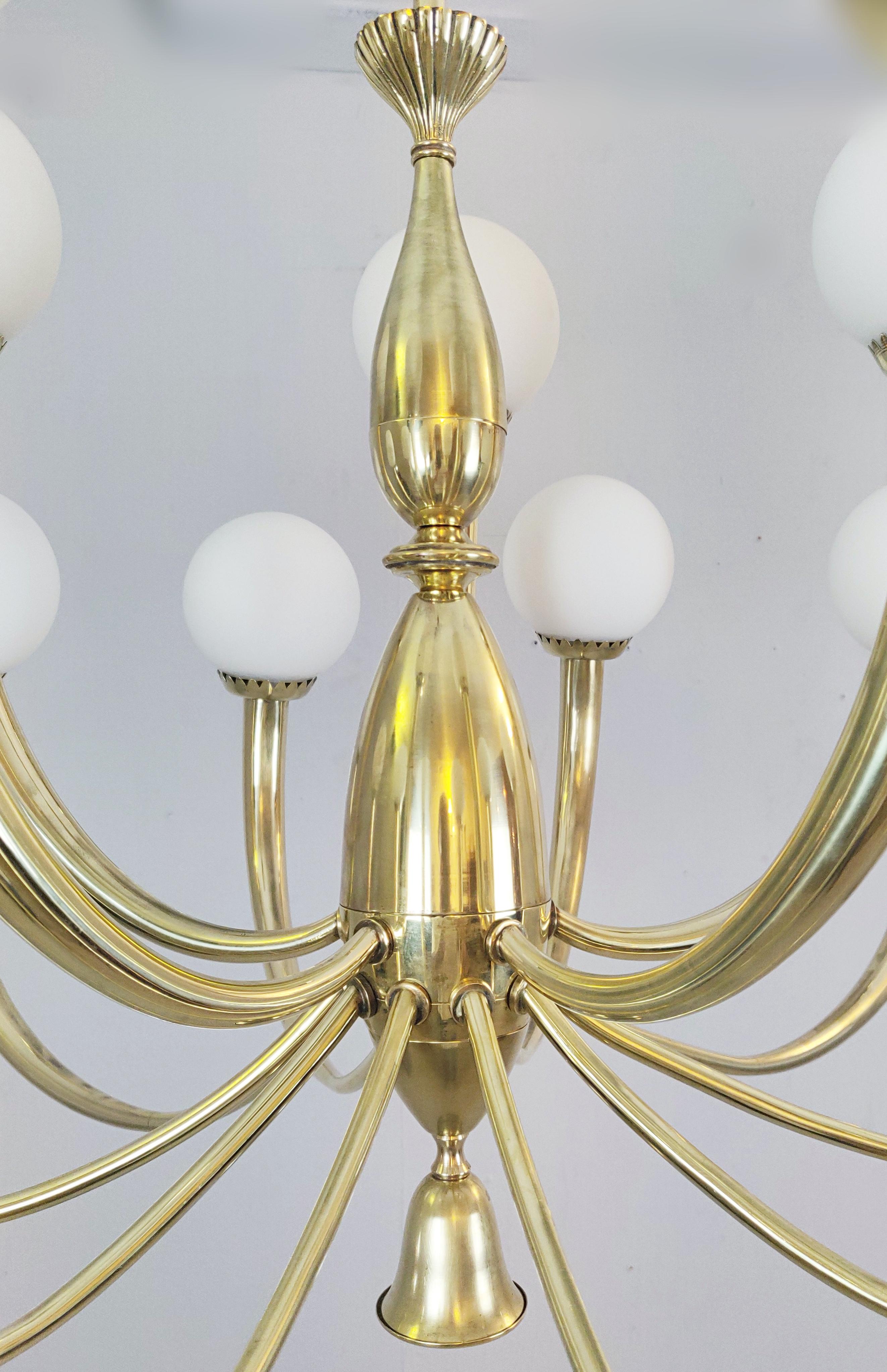 Italian Brass and Opaline Chandelier In Good Condition For Sale In Brussels, BE