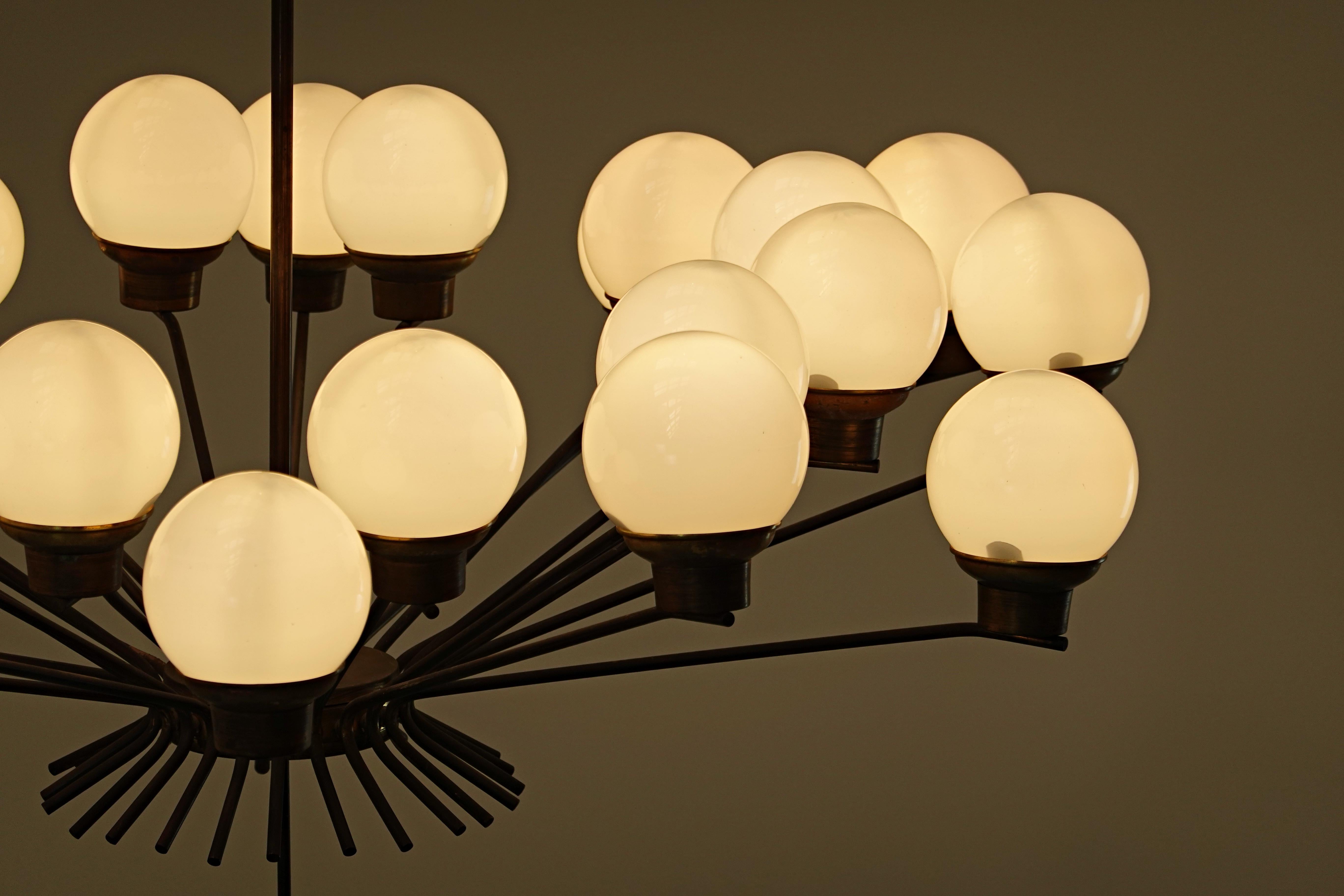 Lampadario italiano di metà secolo in ottone e opalina In condizioni buone in vendita a Brussels, BE