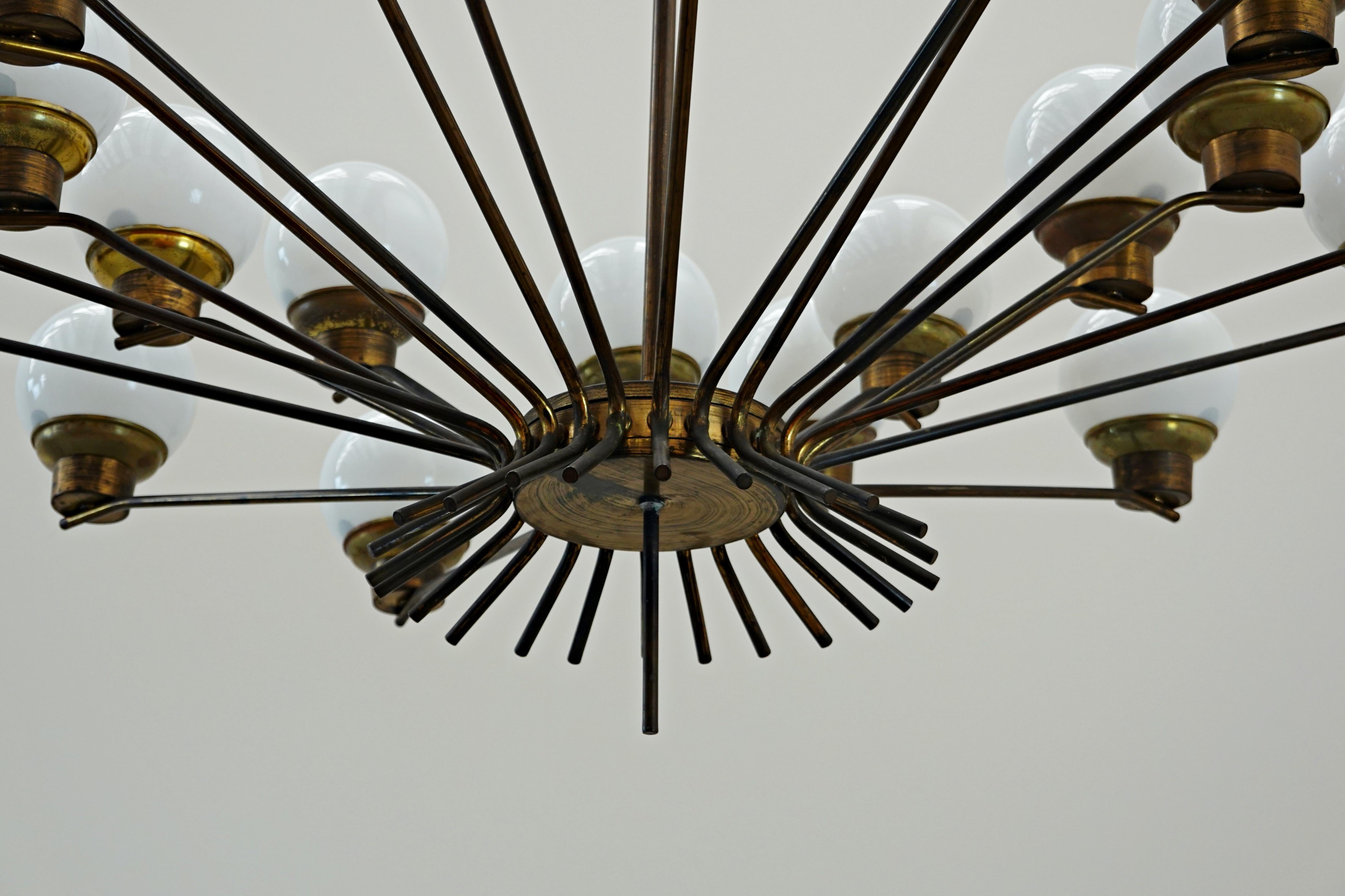 Lampadario italiano di metà secolo in ottone e opalina in vendita 2