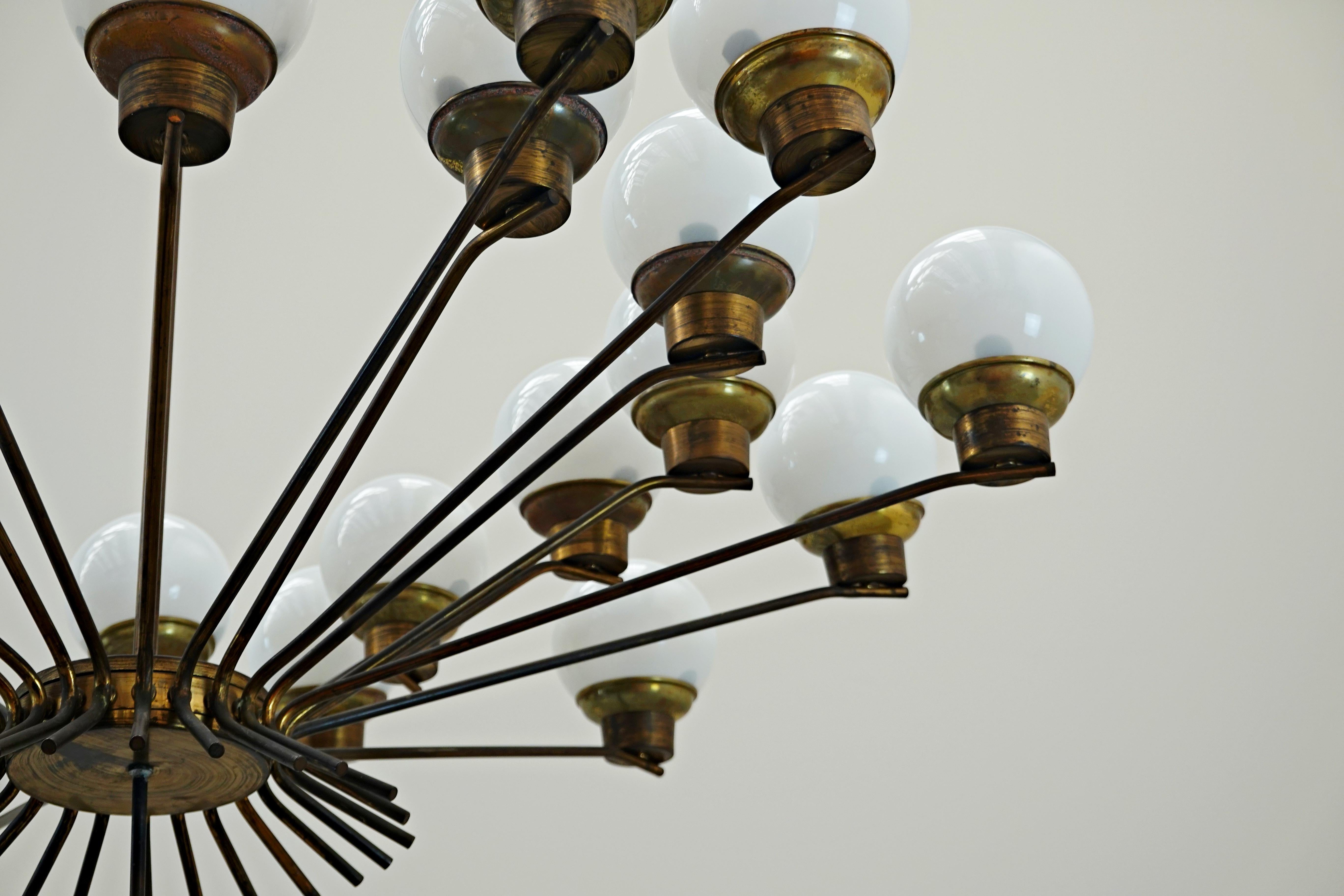 Lampadario italiano di metà secolo in ottone e opalina in vendita 3