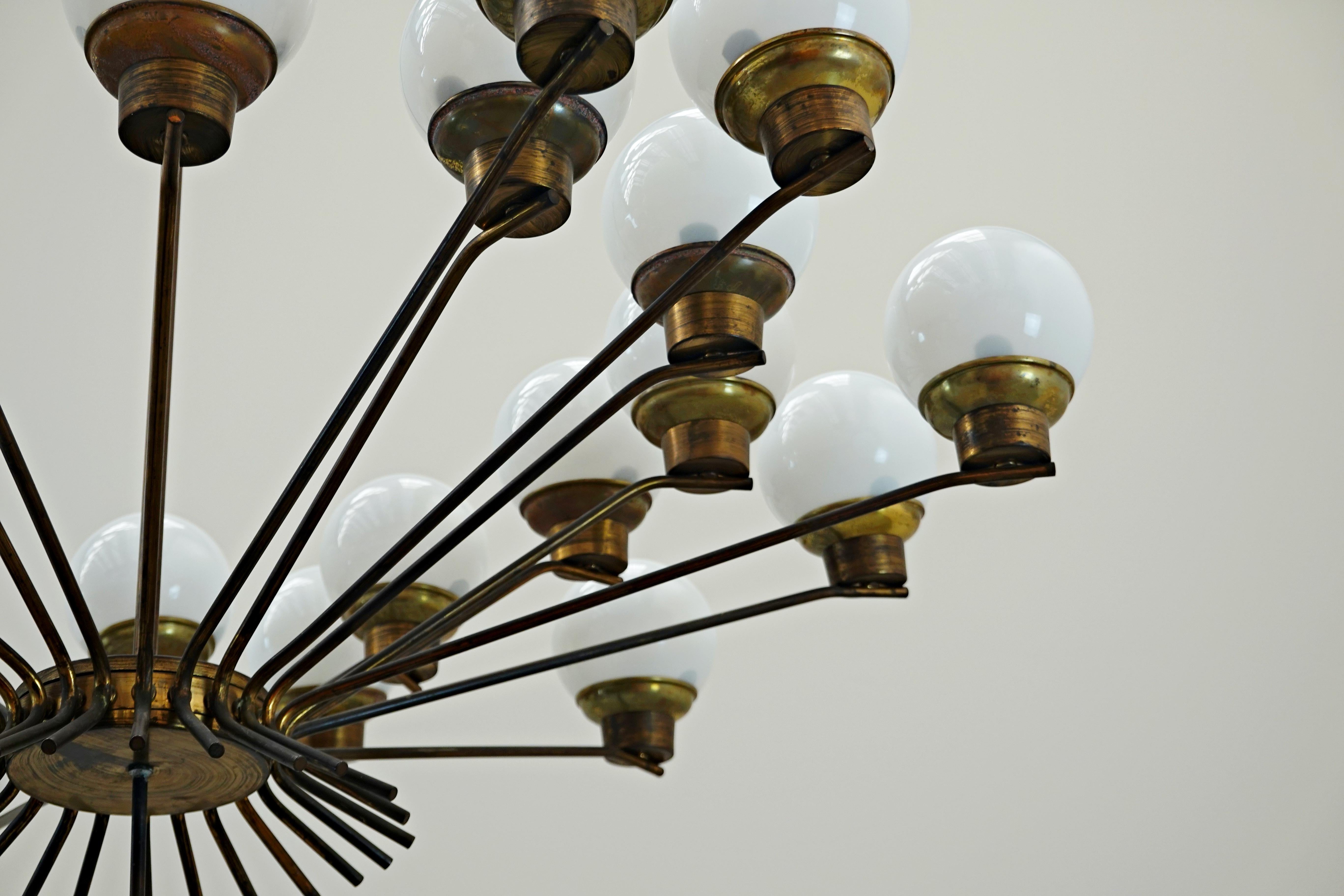 Mid-Century Modern Italian Brass and Opaline Chandelier For Sale 6