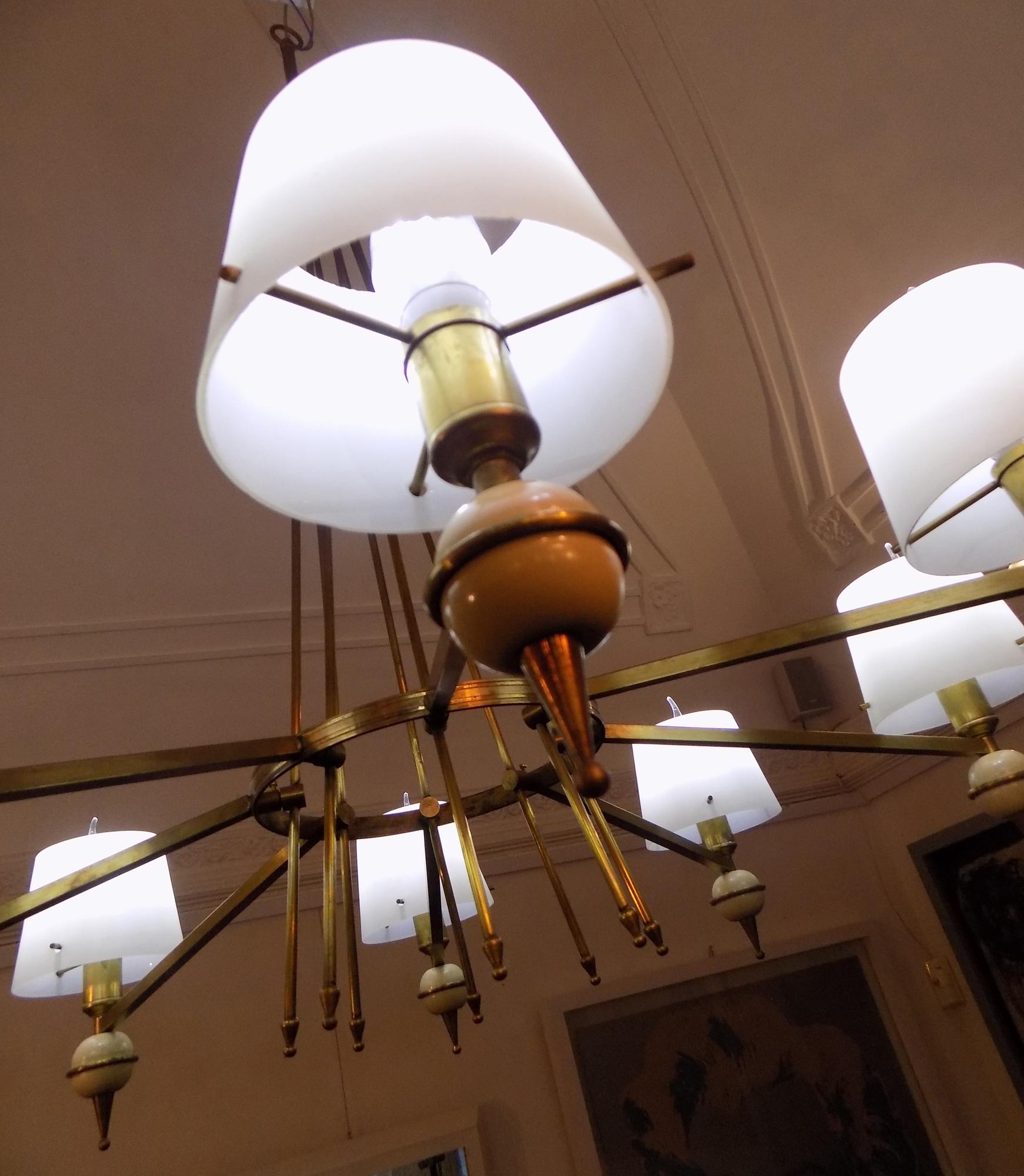 Italian Brass and Opaline Glass Chandelier from Stilnovo, 1950s In Good Condition In Naples, IT