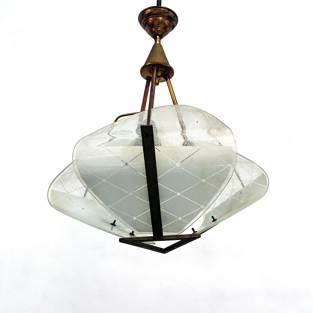 Italian brass and opaline glass, three-lights structure ceiling lamp, 1950s
Ceiling lamp dating to the fifties, with brass three-lights structure, with irregular glasses and triangular detail in the lower part.
Good condition.
Measures: 40 x 95 H