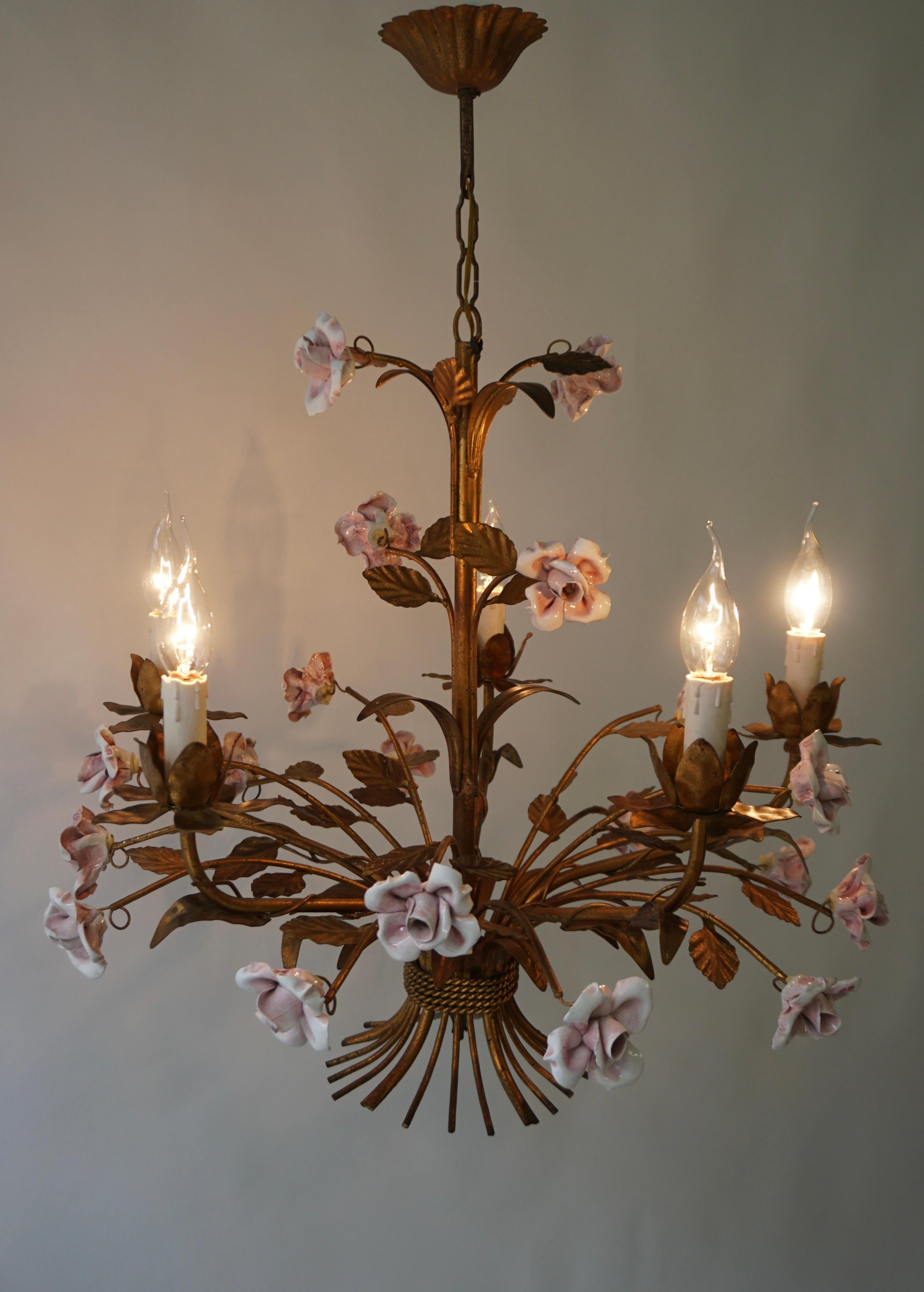 Italian Brass and Porcelain White and Pink Roses Tole Chandelier In Good Condition In Antwerp, BE