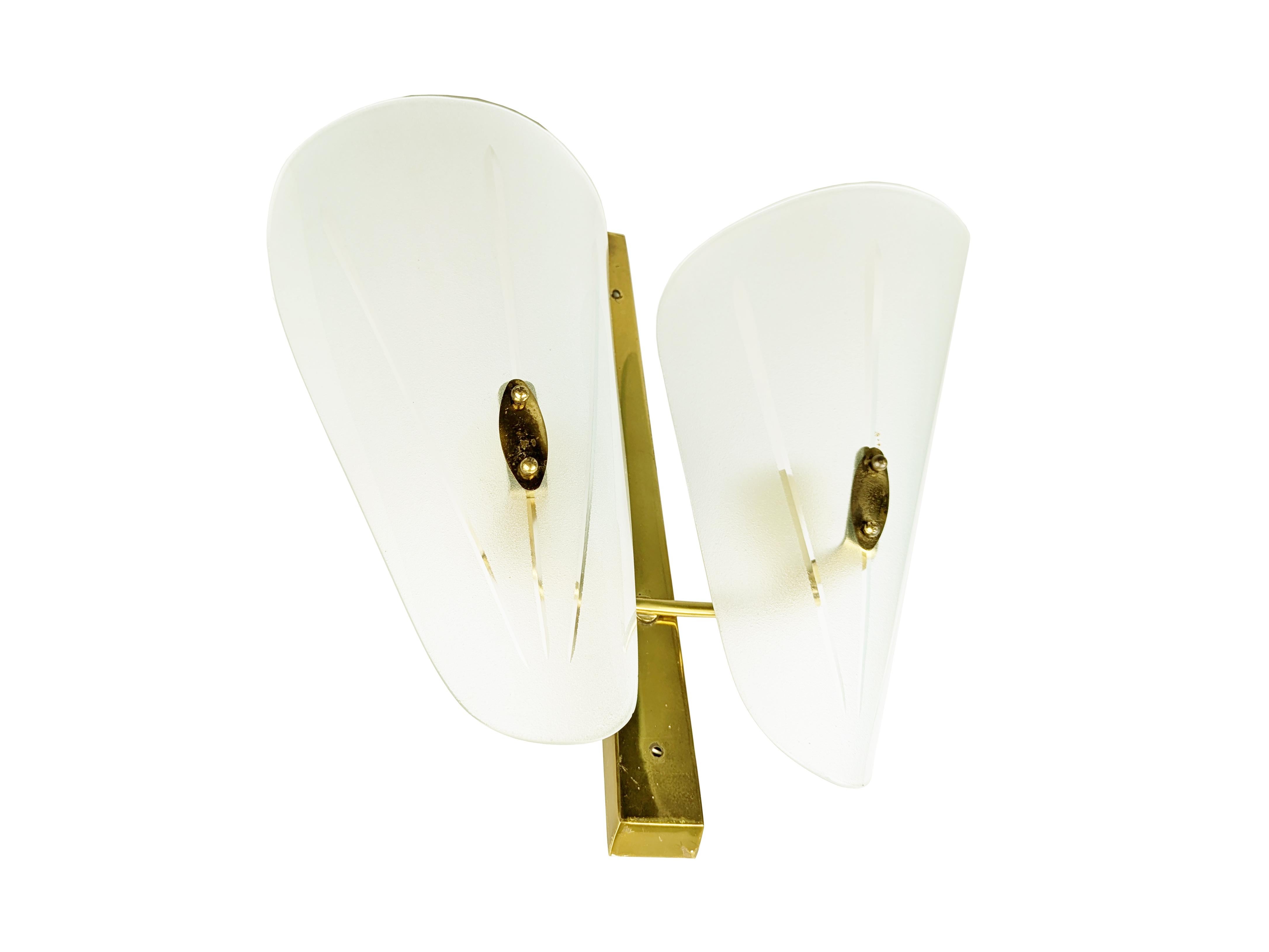 This beautiful Mid Century Modern wall light was made from a curved sandblasted glass shades with a brass structure. The lamp is equipped with 2 E14 lamp sockes (small lamp holder).
Ideal for small environments, such as bathrooms, corridors and