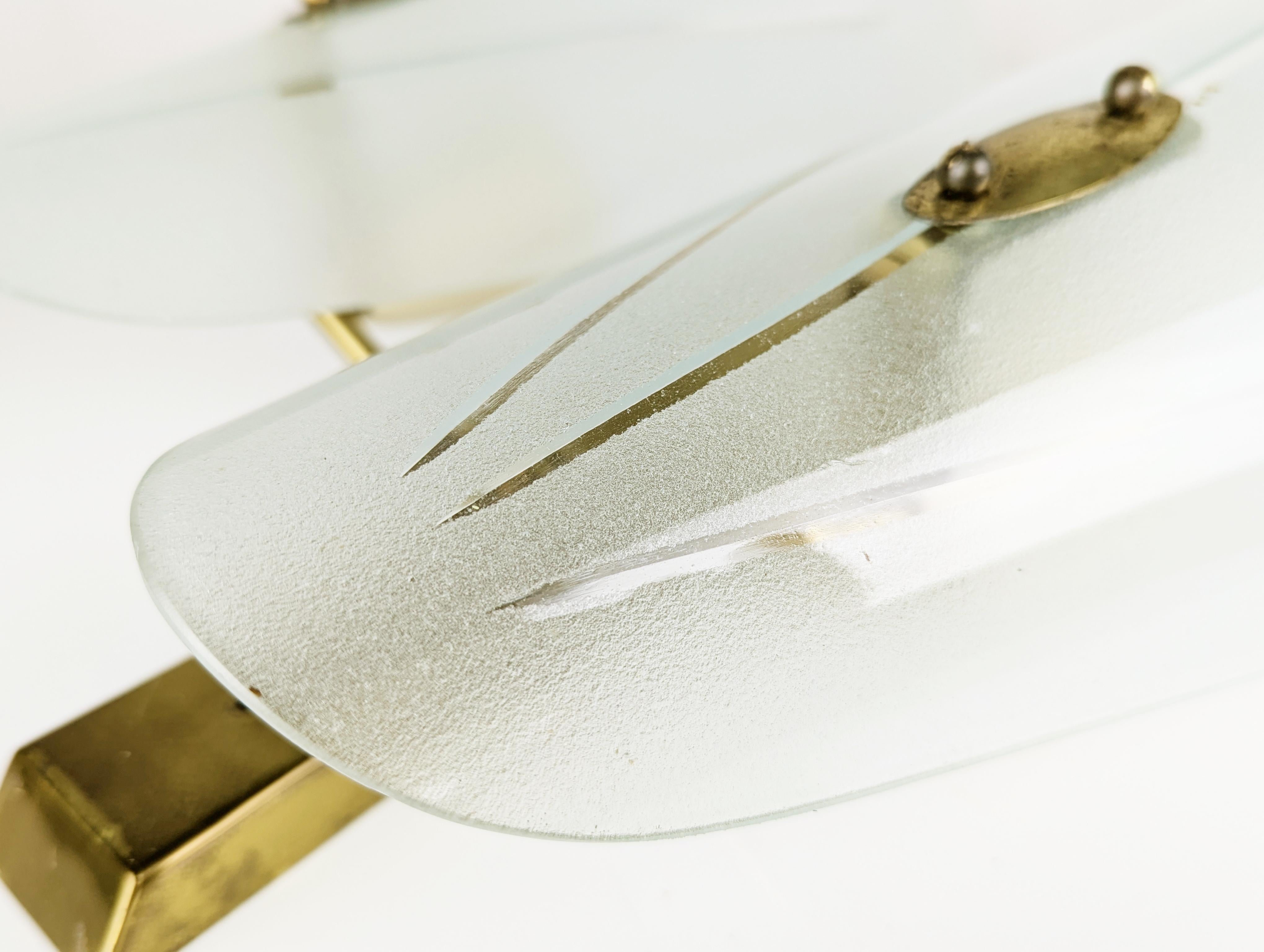 Italian Brass and Sandblasted Glass Mid-Century Sconce with curved glass shades In Good Condition For Sale In Varese, Lombardia