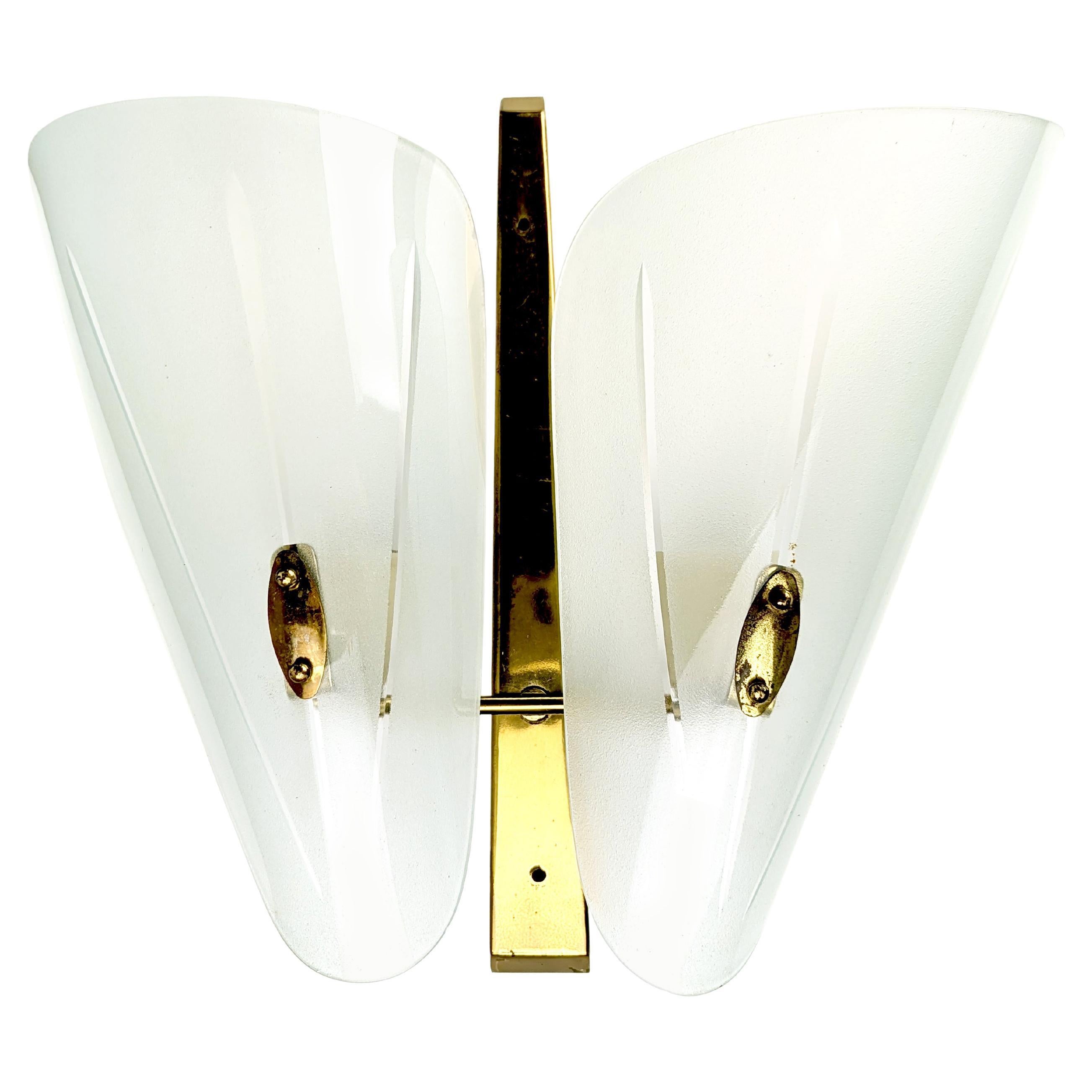 Lámpara italiana de latón y cristal arenado de mediados de siglo con pantallas de cristal curvado