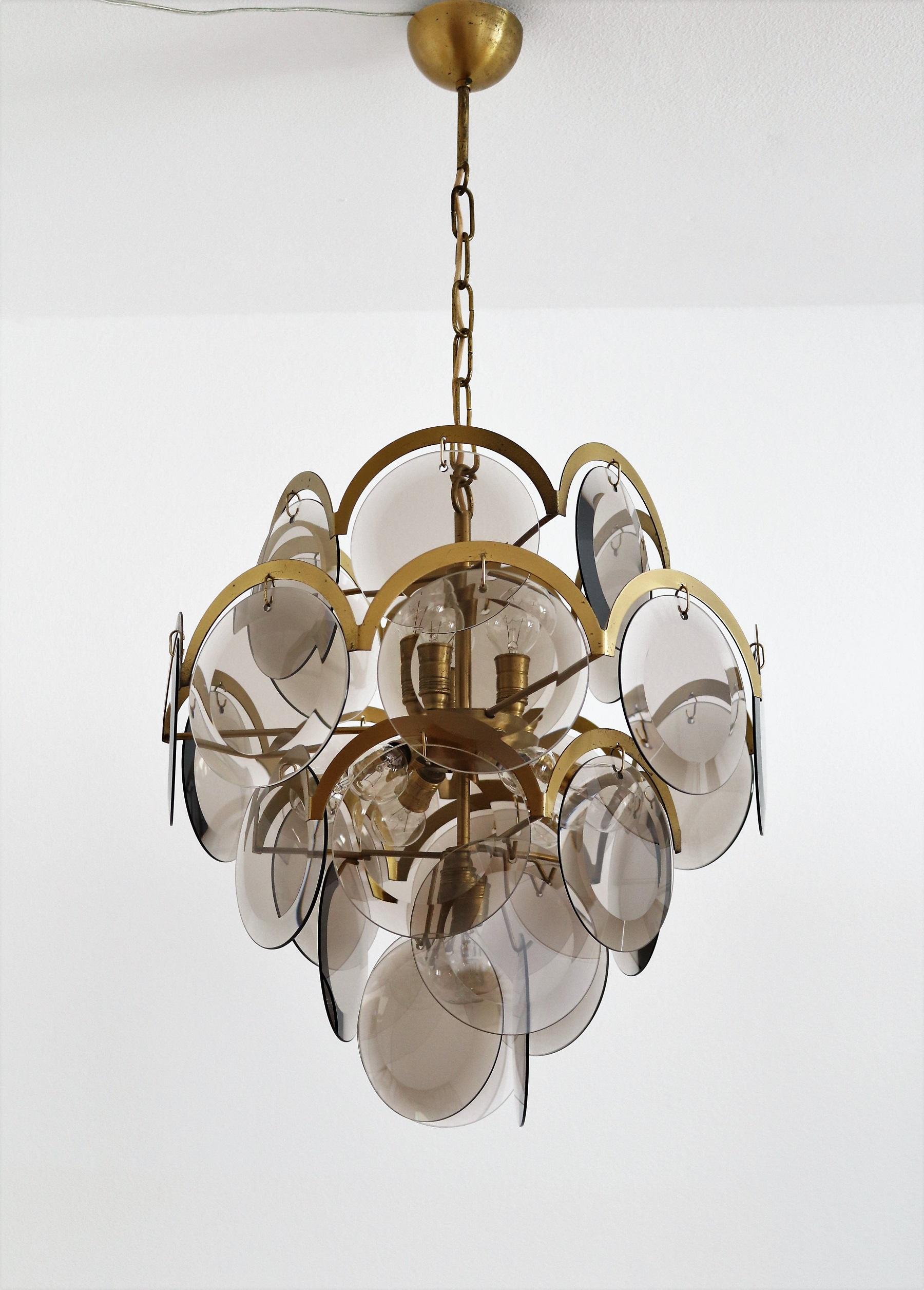 Italian Brass and Smoke Glass Chandelier by Vistosi, 1960s In Good Condition For Sale In Morazzone, Varese