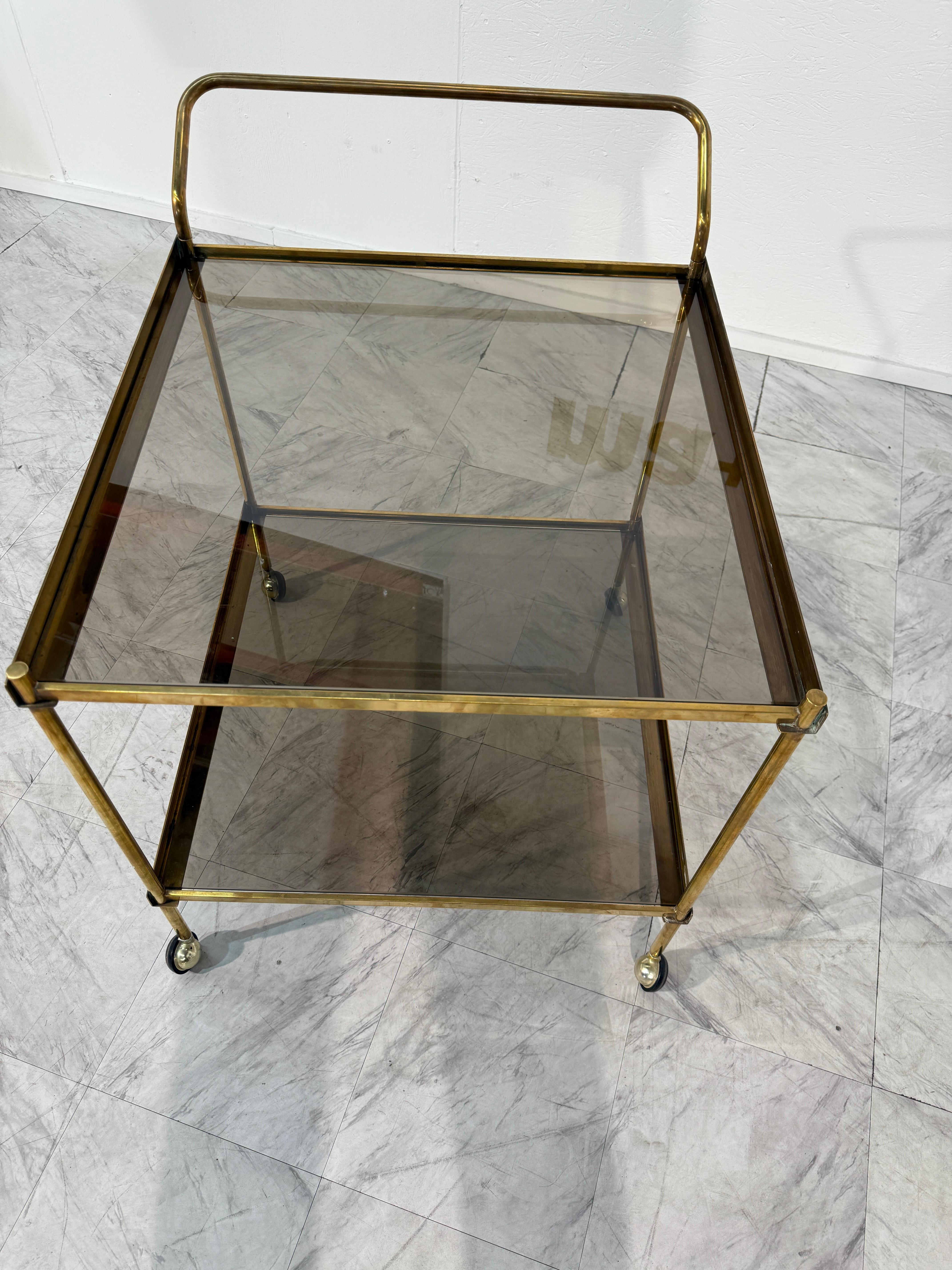 Italian Brass and Smoked Glass Bar Cart, 1970s Bon état - En vente à Los Angeles, CA
